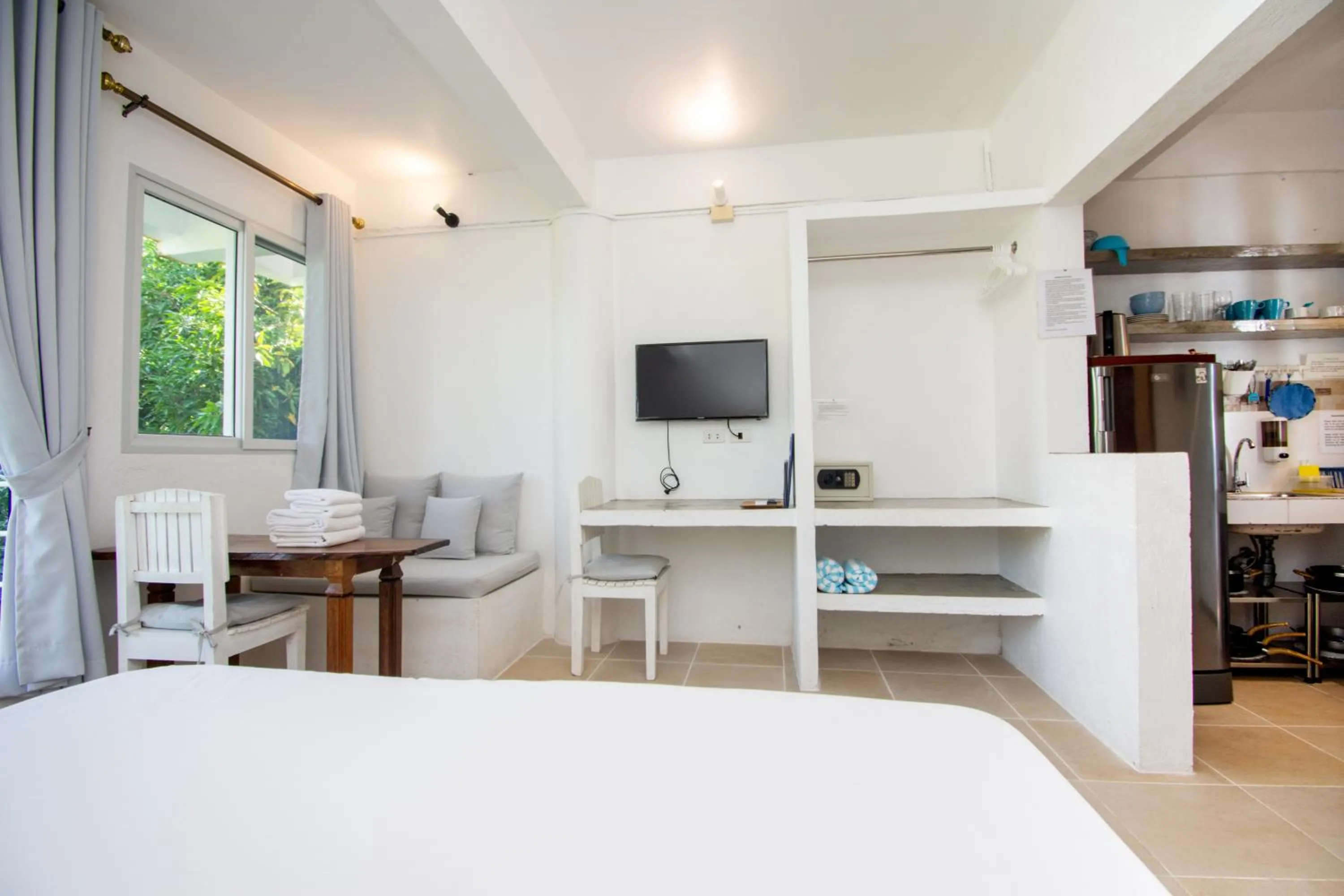 Kitchen or kitchenette, Bed in Lanterna Hotel Boracay