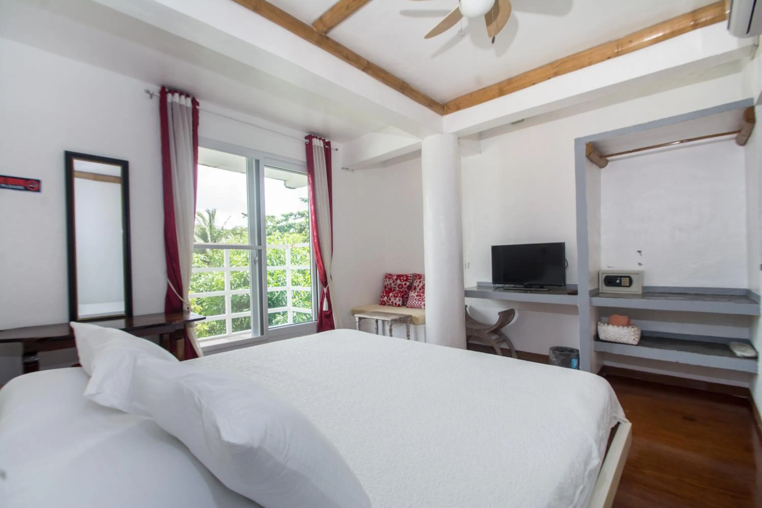 Bed in Lanterna Hotel Boracay
