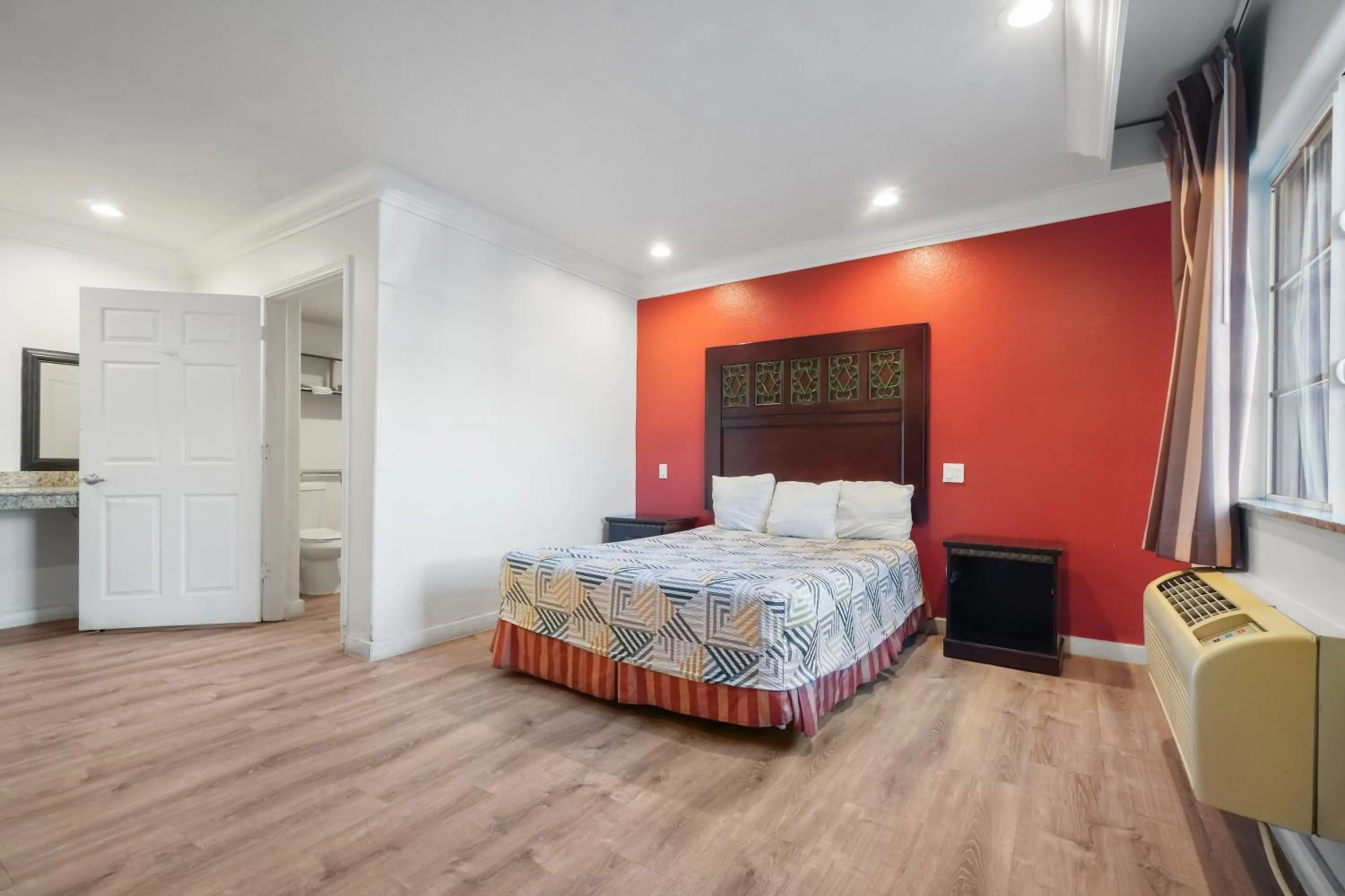 Bed in Santa Fe Inn Los Angeles