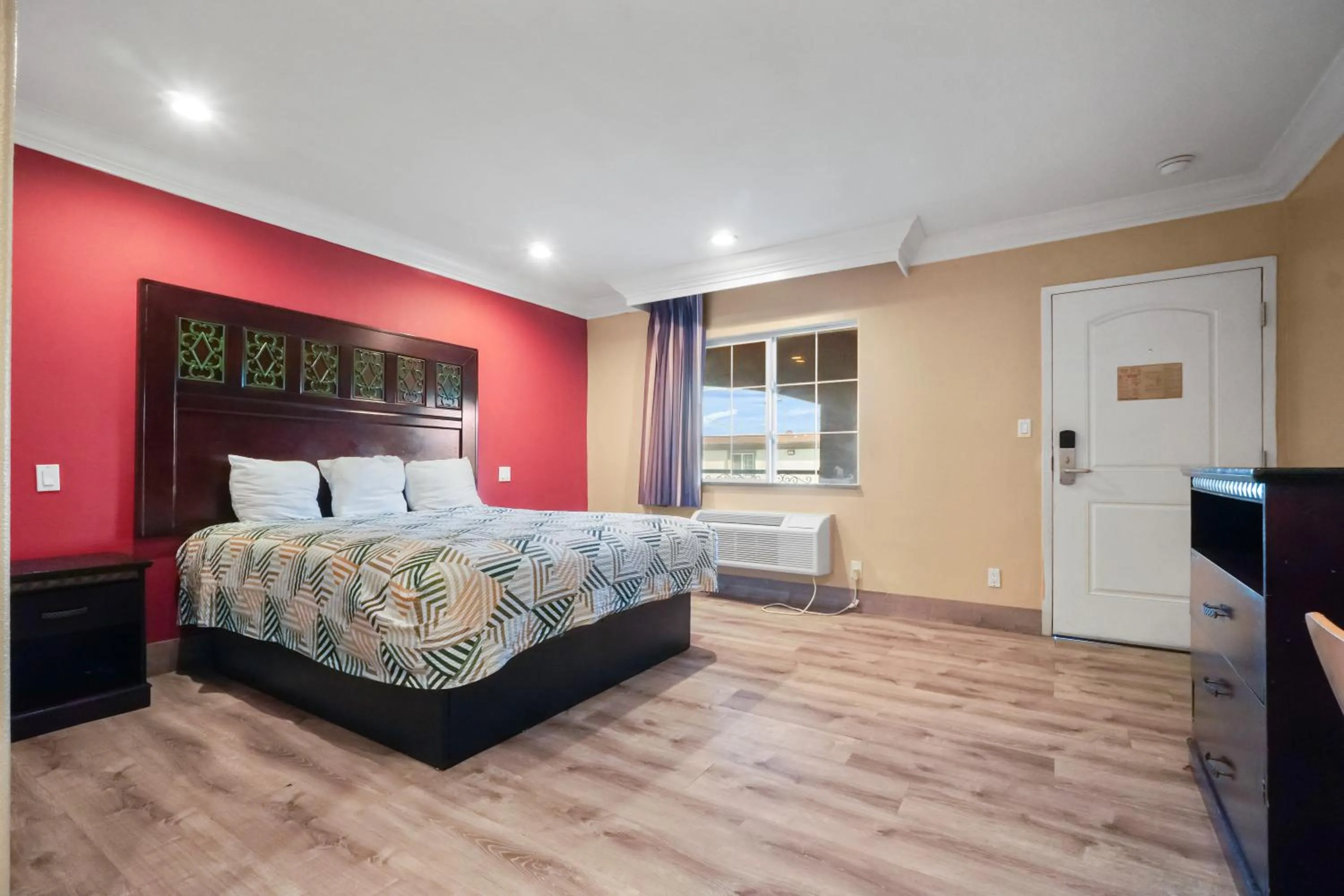 Bed in Santa Fe Inn Los Angeles