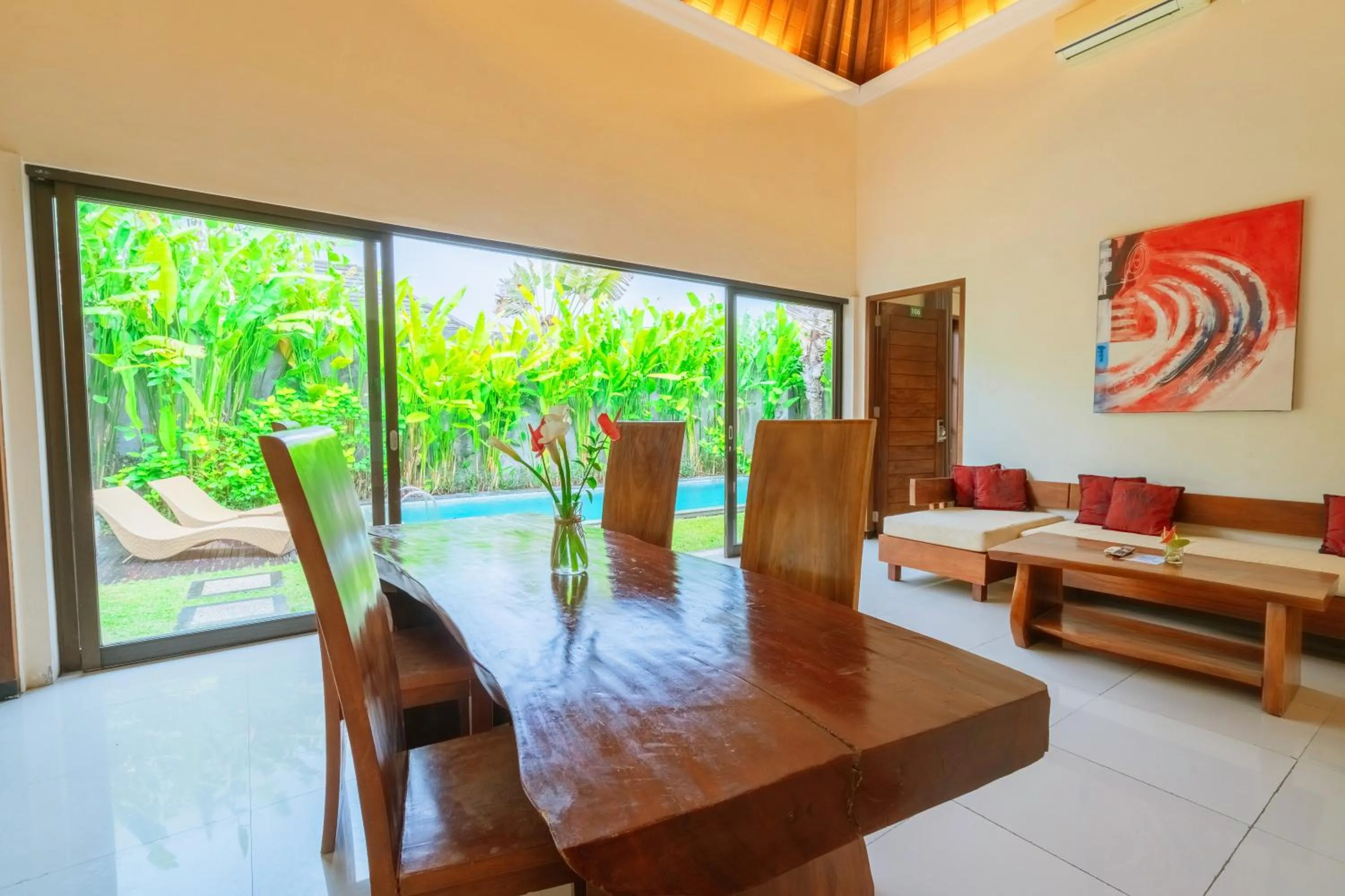 Dining area in Swiss-Belvillas Umalas