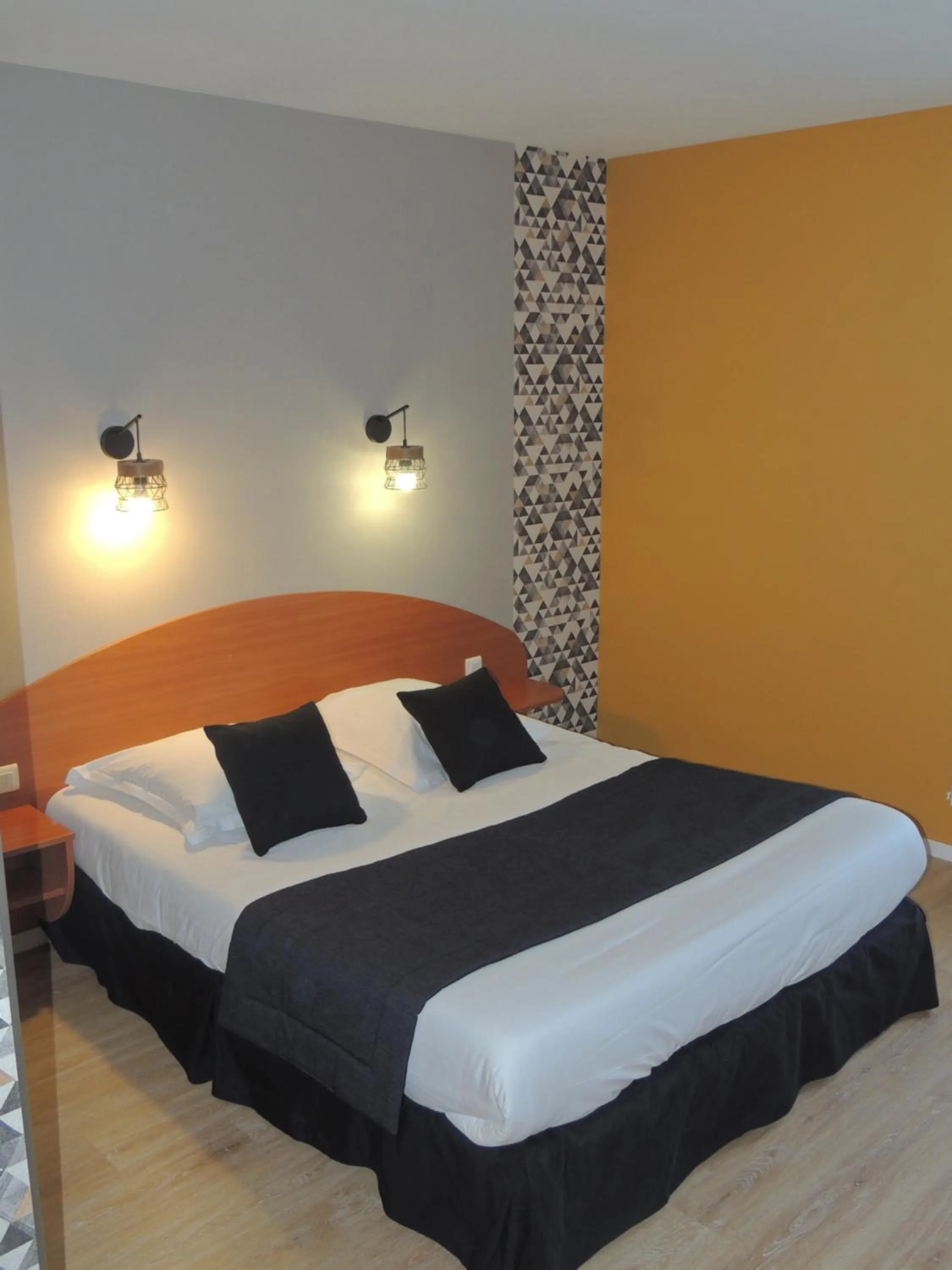 Bedroom, Bed in LOGIS Hôtel LES 3 MARCHANDS