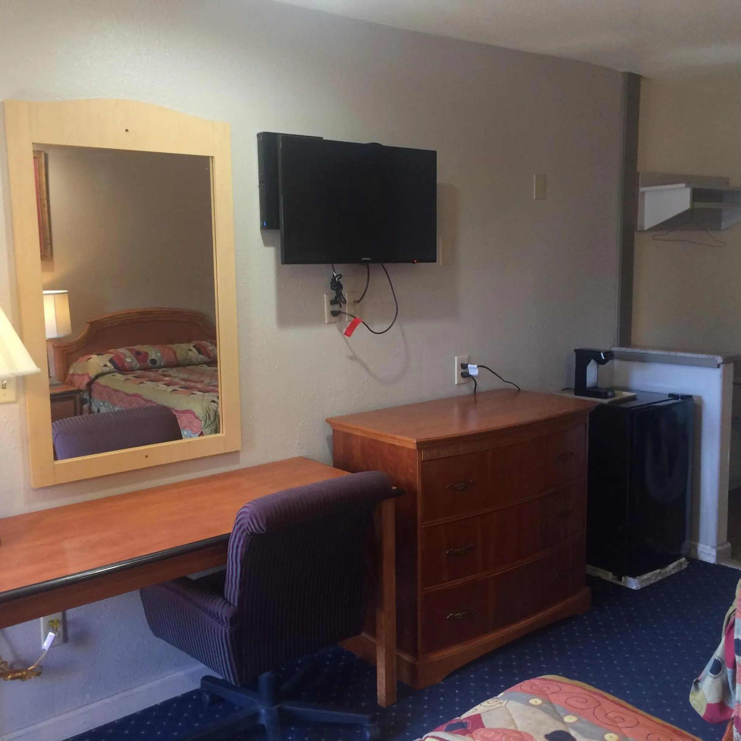 Photo of the whole room, Bed in Crown Lodge Motel