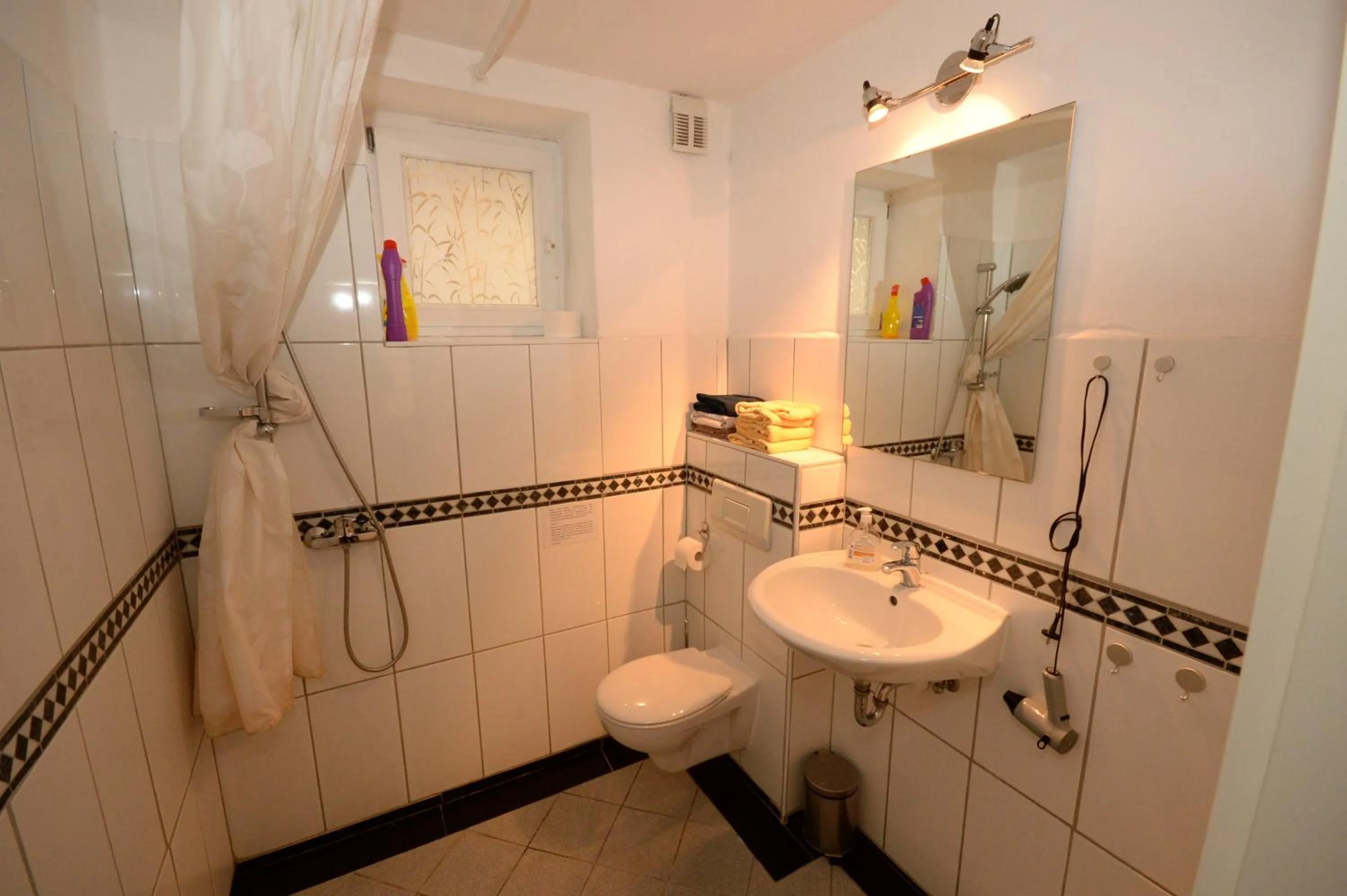 Shower in Airportgästehaus Bremen