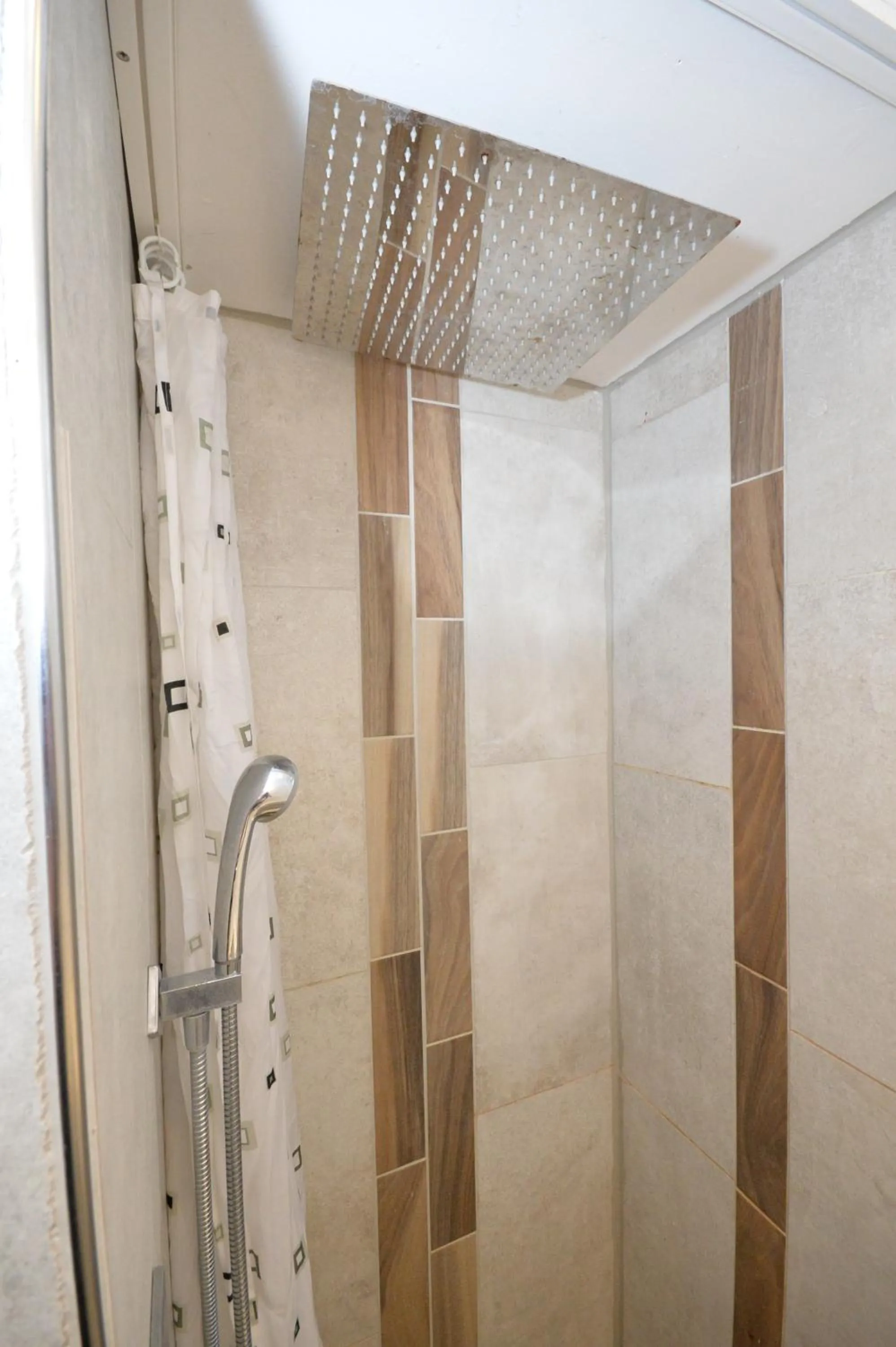 Shower in Airportgästehaus Bremen