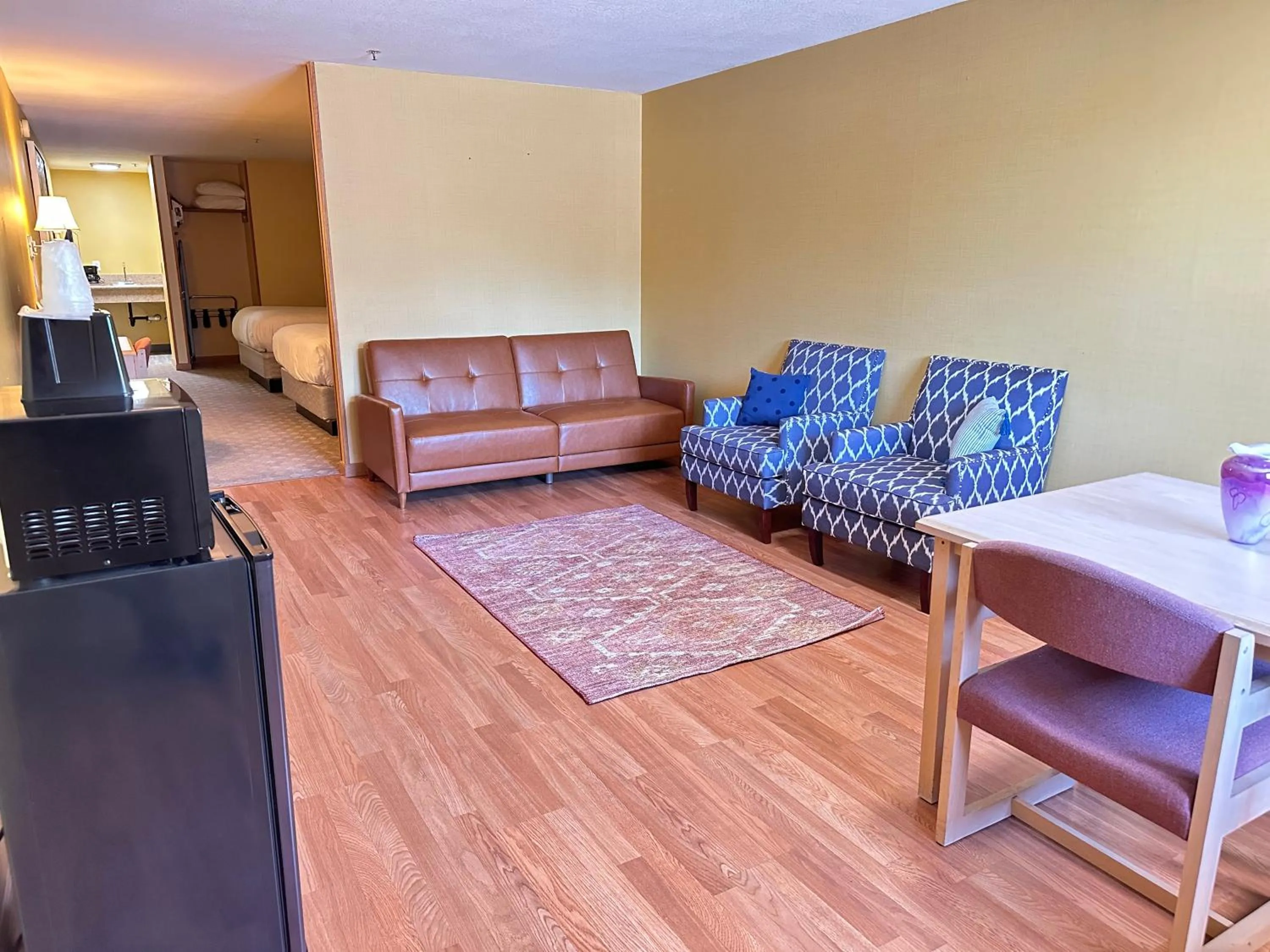 Kitchen or kitchenette in Timberland Inn & Suites