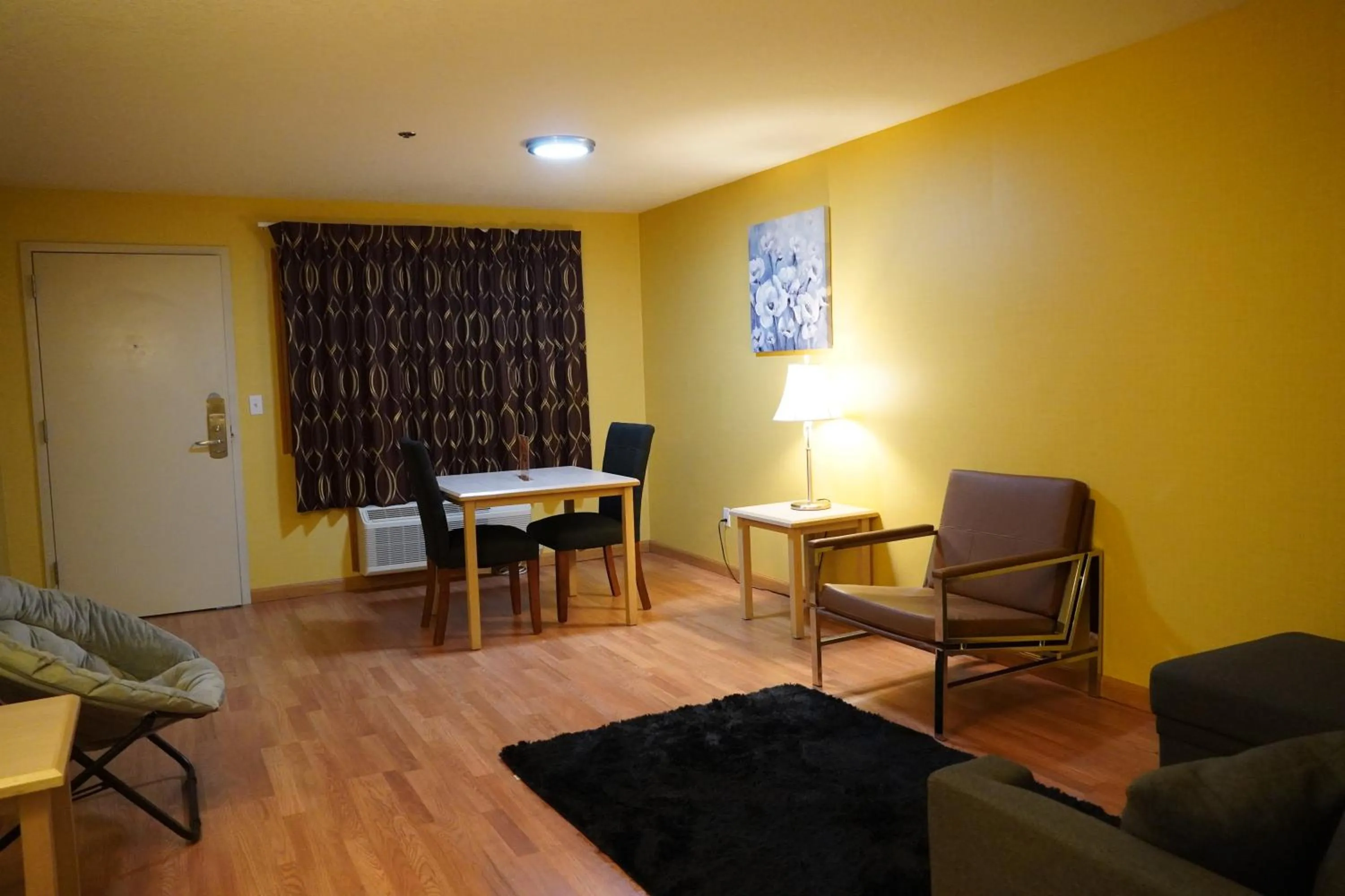 Living room in Timberland Inn & Suites