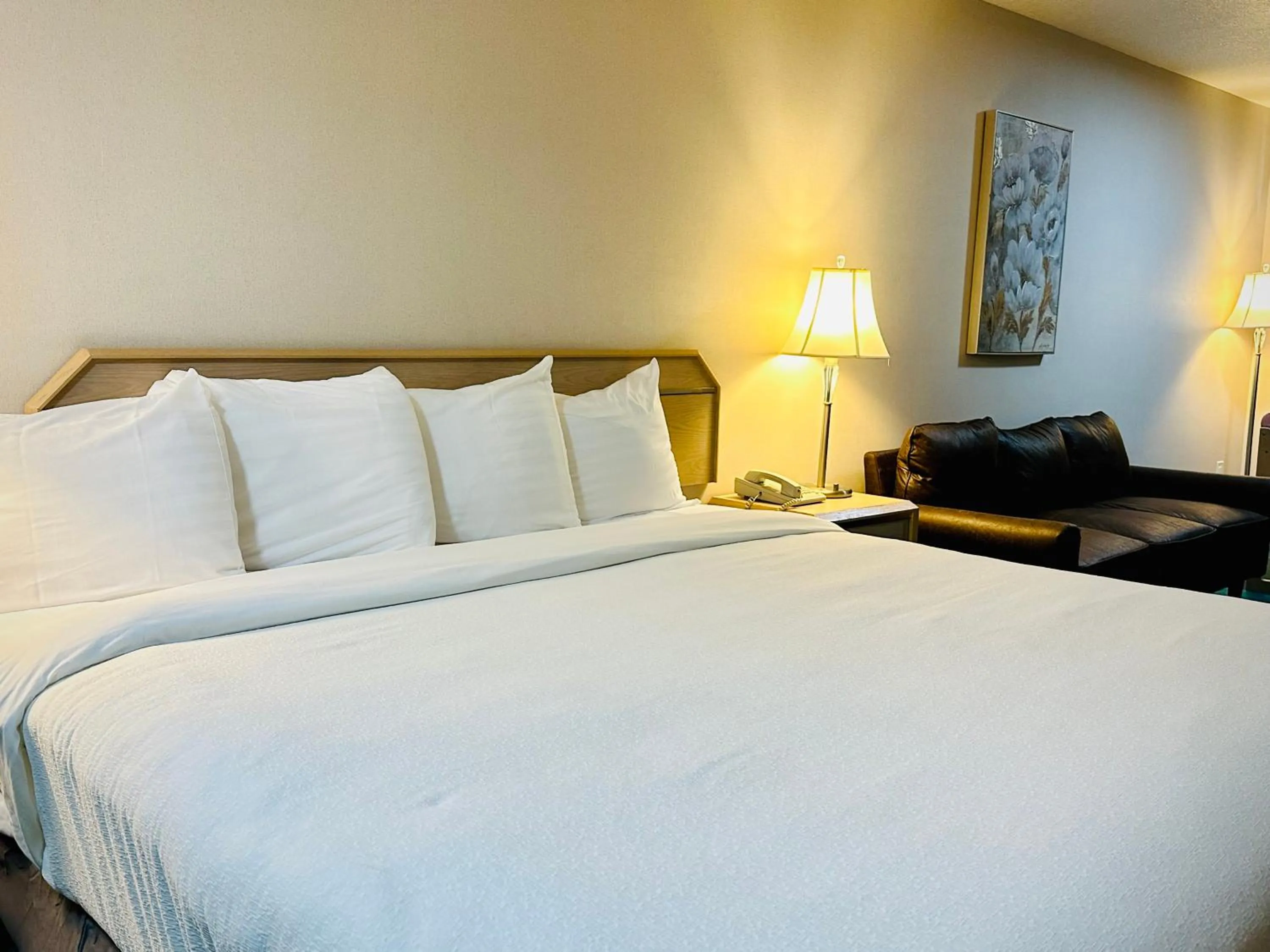 Bed in Timberland Inn & Suites