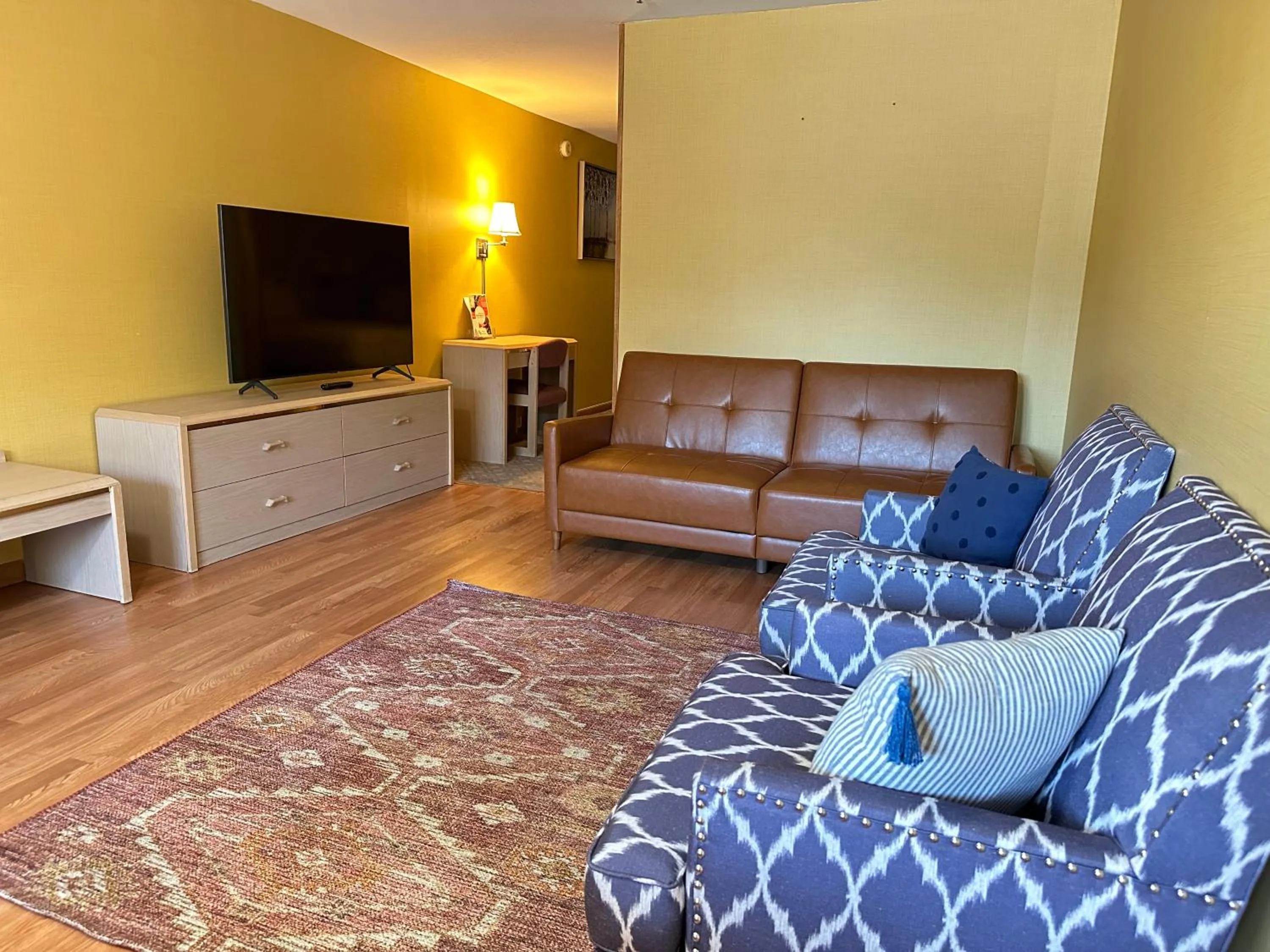 TV and multimedia in Timberland Inn & Suites