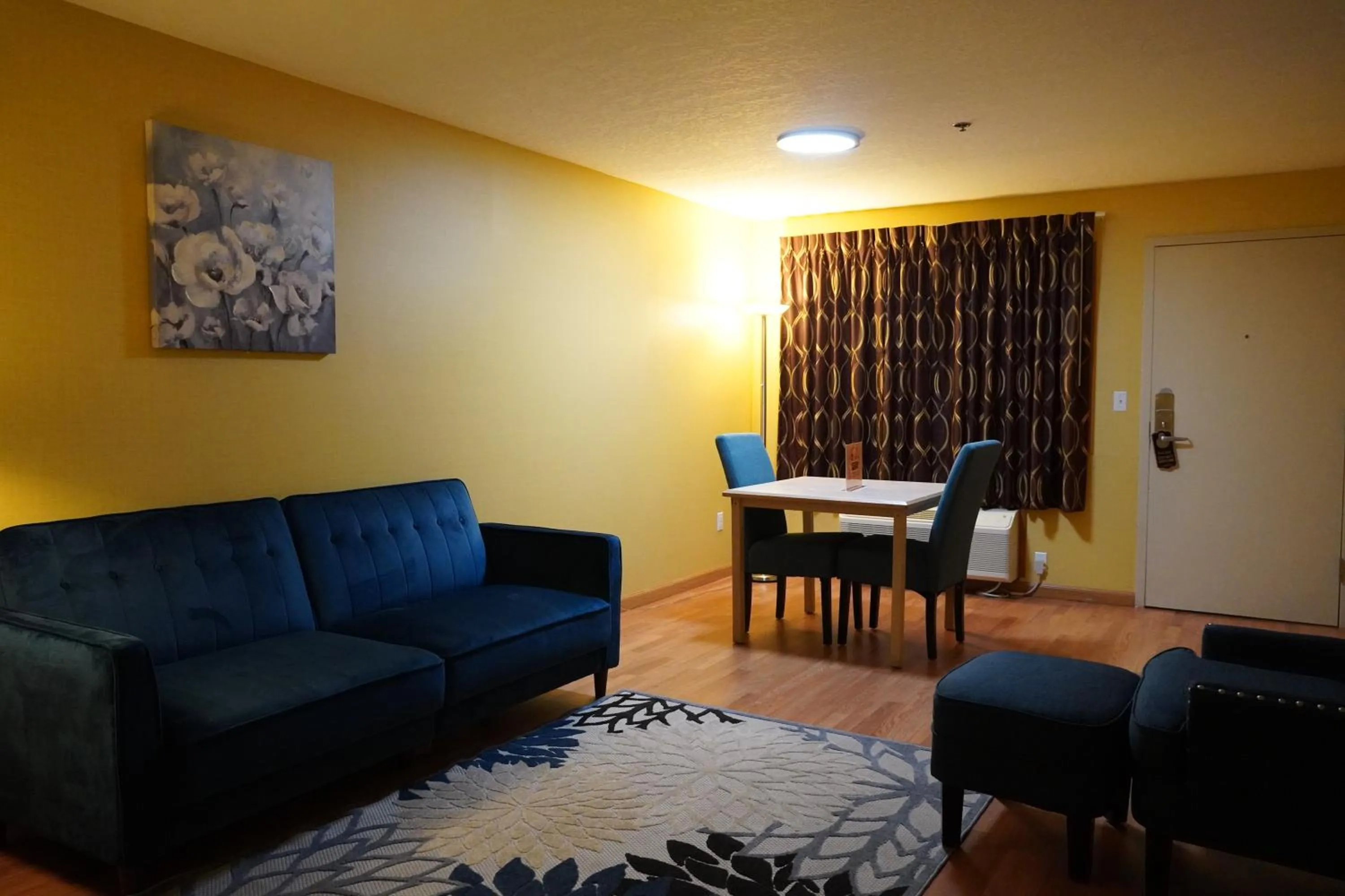 Living room in Timberland Inn & Suites