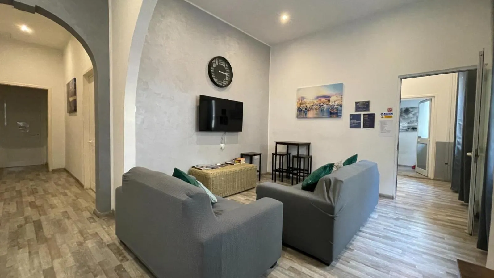 Communal lounge/ TV room in Bookarest Hostel Malta