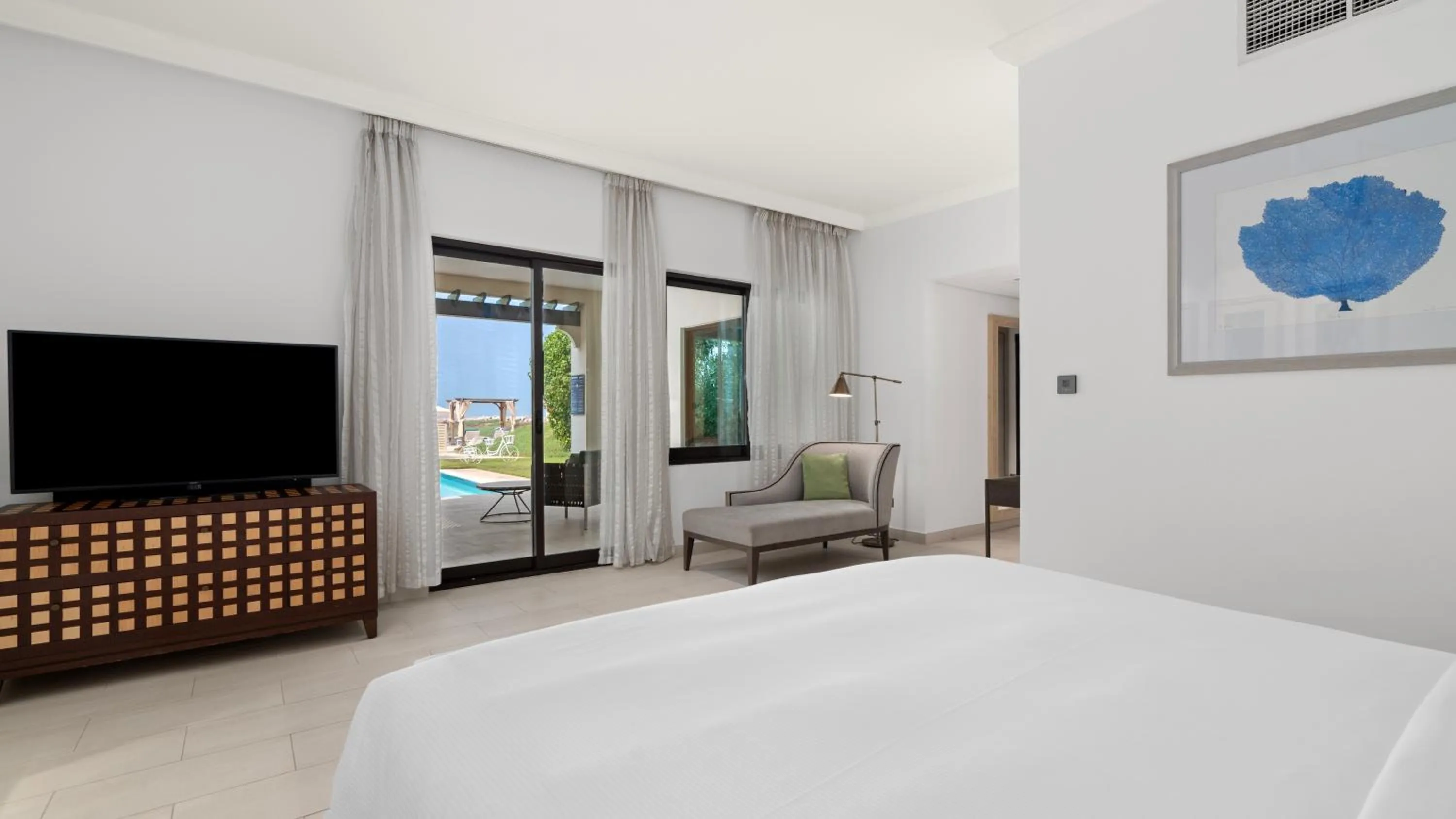 Bedroom, Bed in Hilton Ras Al Khaimah Beach Resort