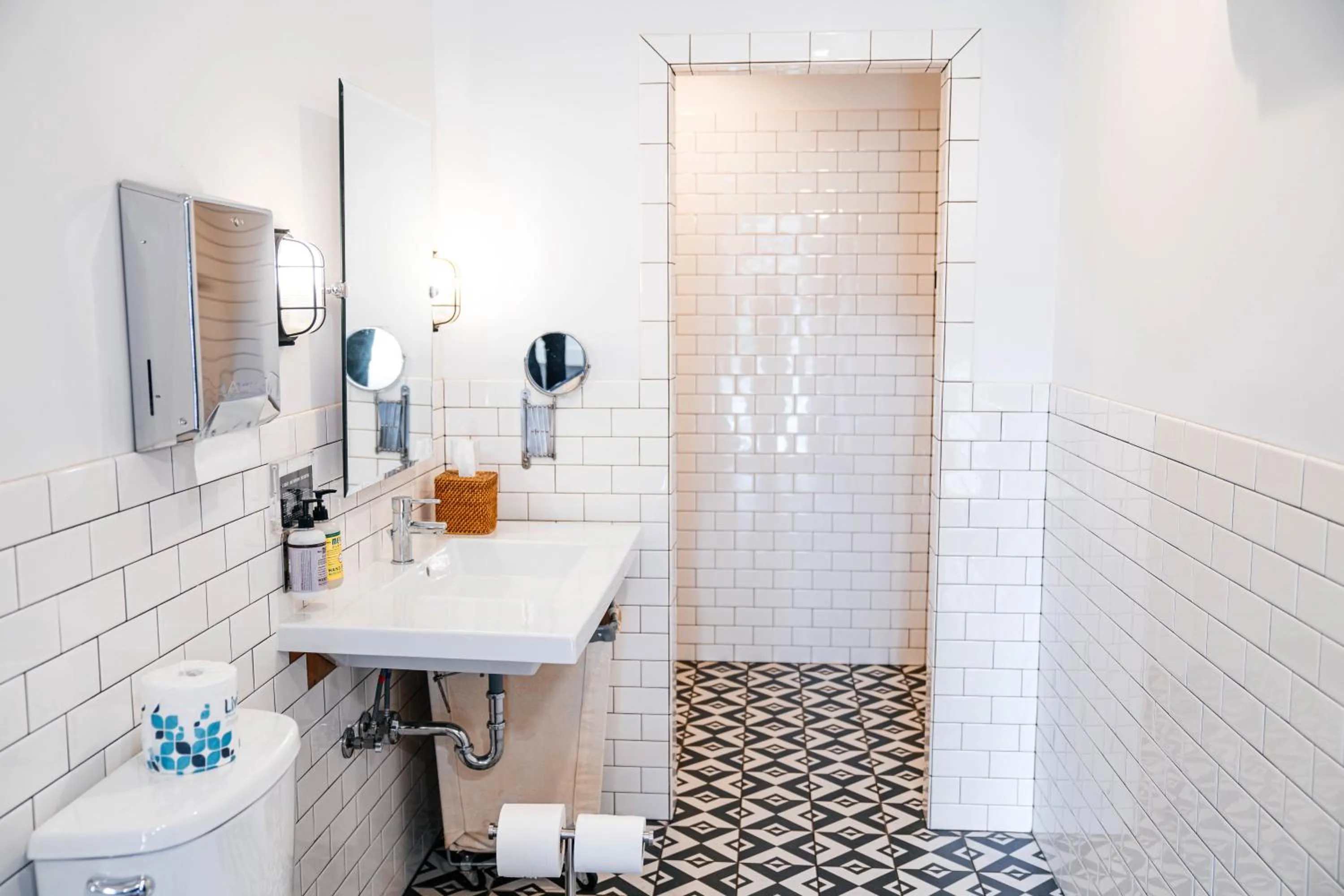 Bathroom in Amigo Motor Lodge