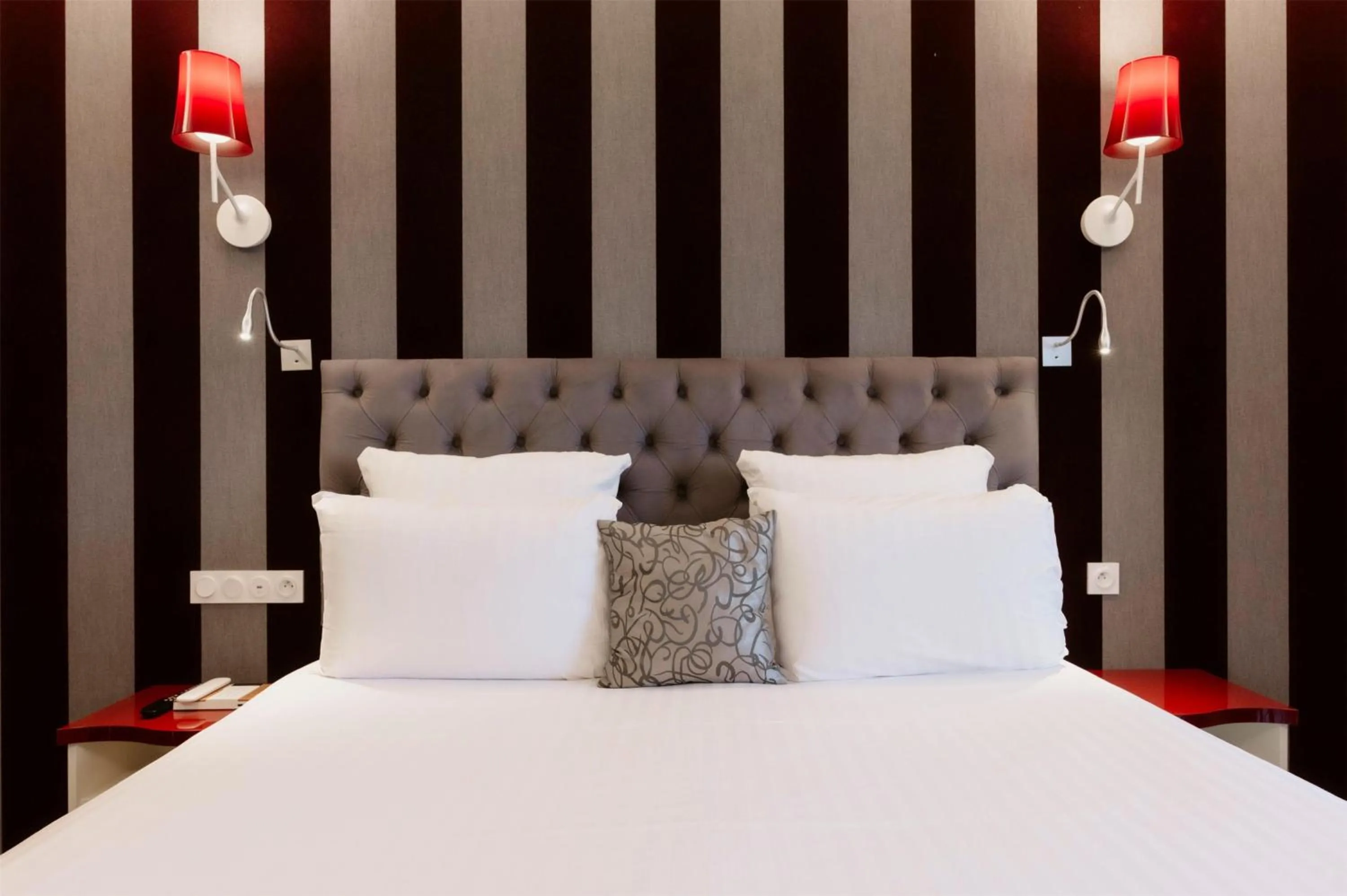 Bed in Hotel Dali Val d'Europe, Tapestry Collection by Hilton