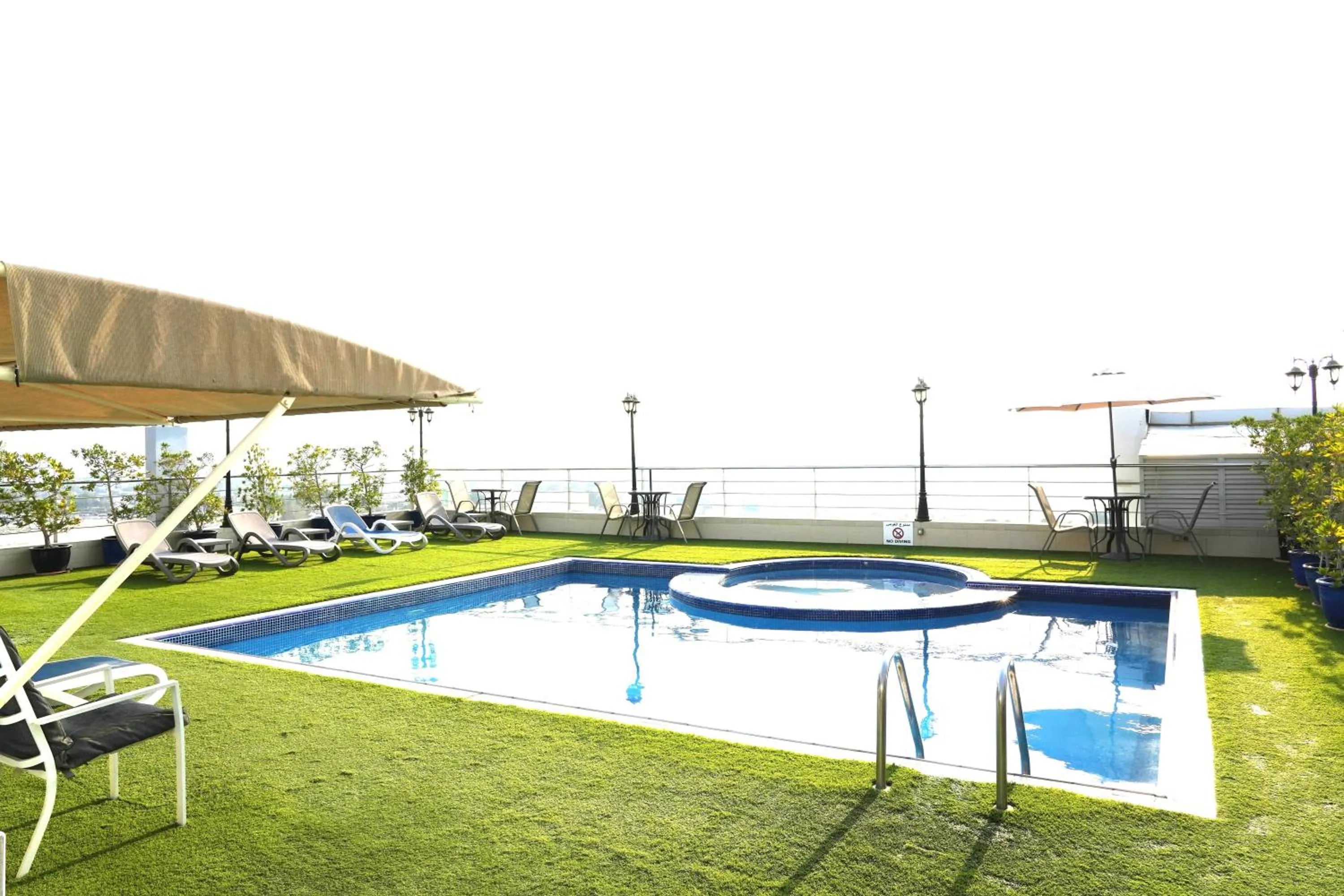 Swimming pool in Grandeur Hotel Al Barsha