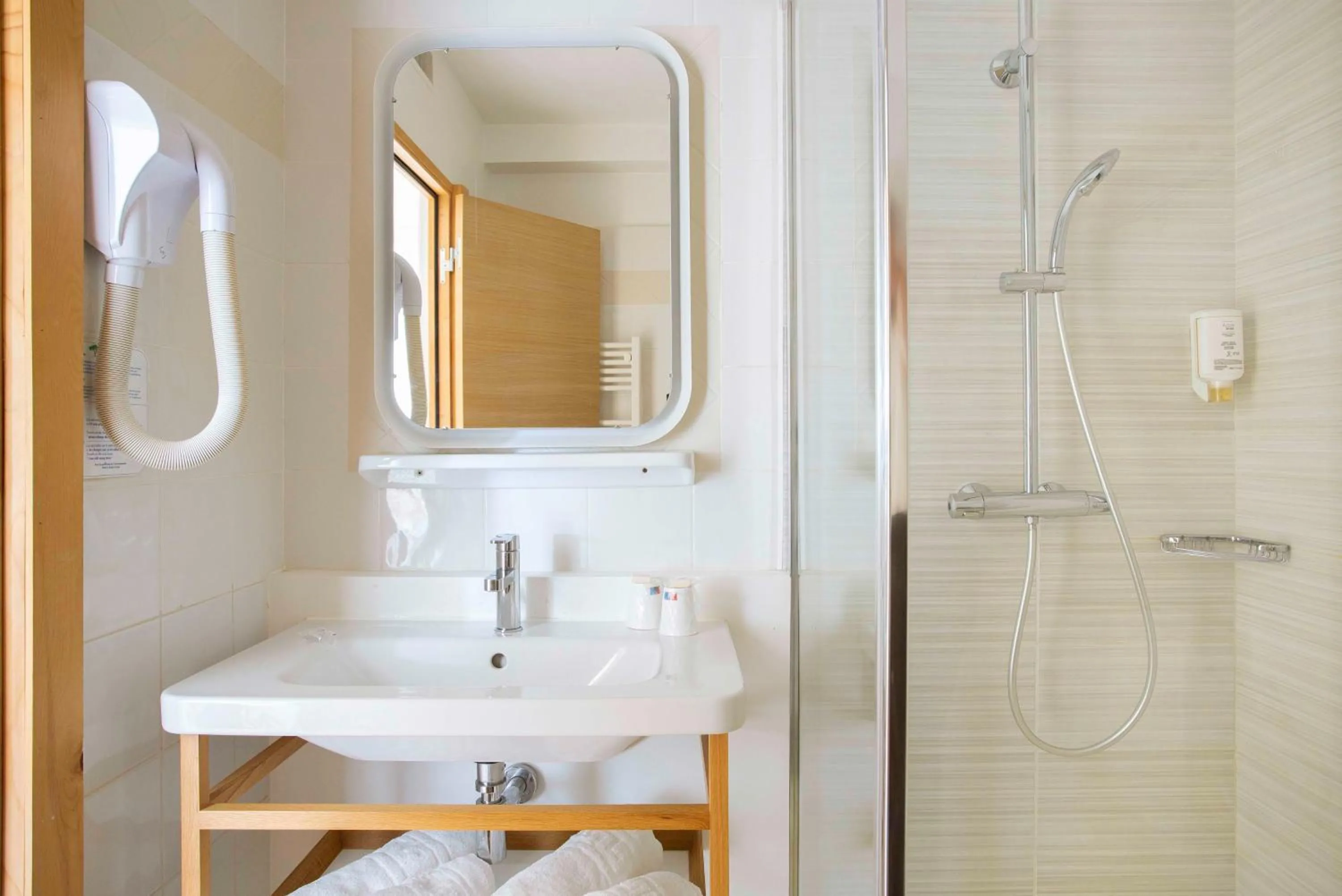 Shower in Le Relais d'Agay