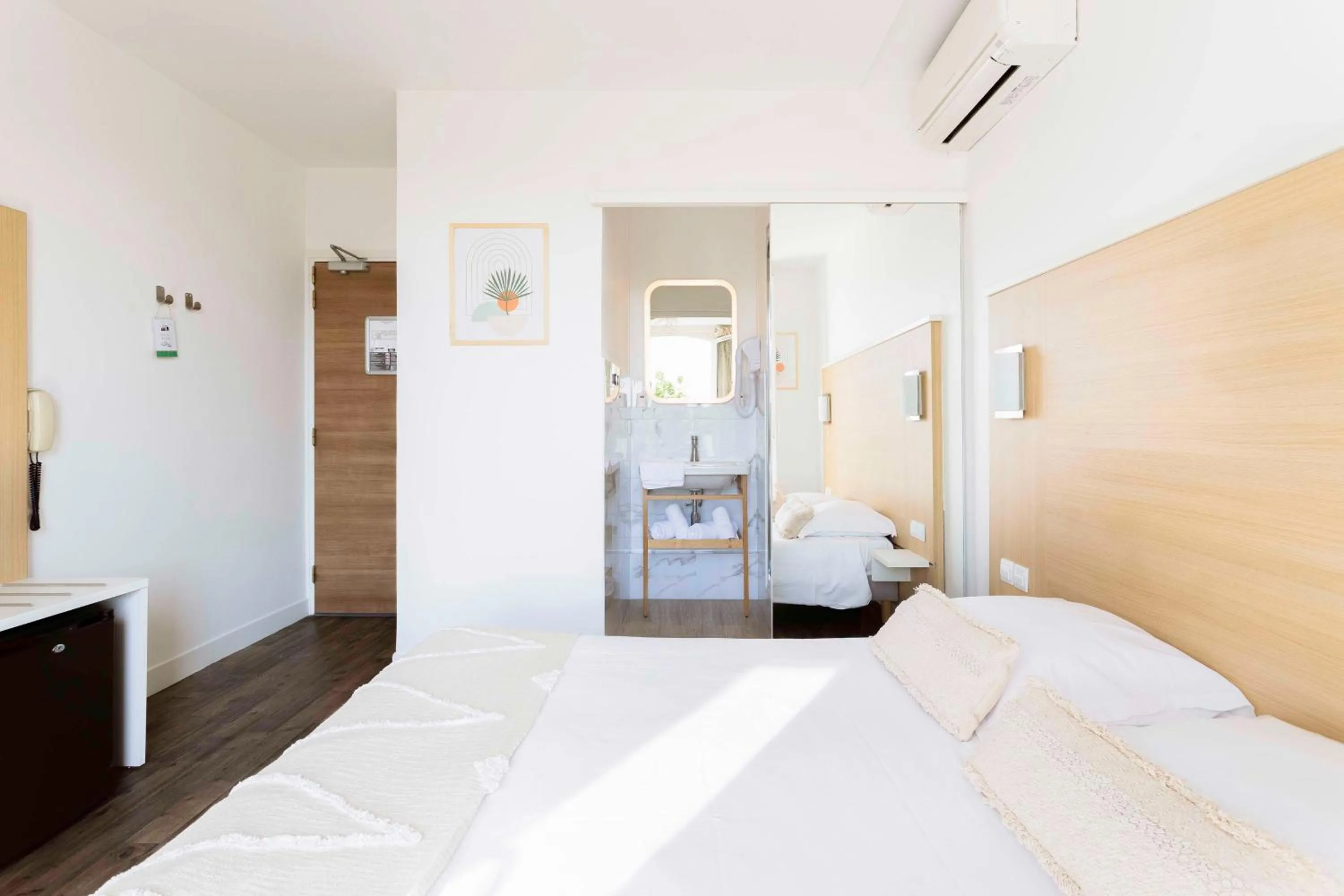 Photo of the whole room, Bed in Le Relais d'Agay
