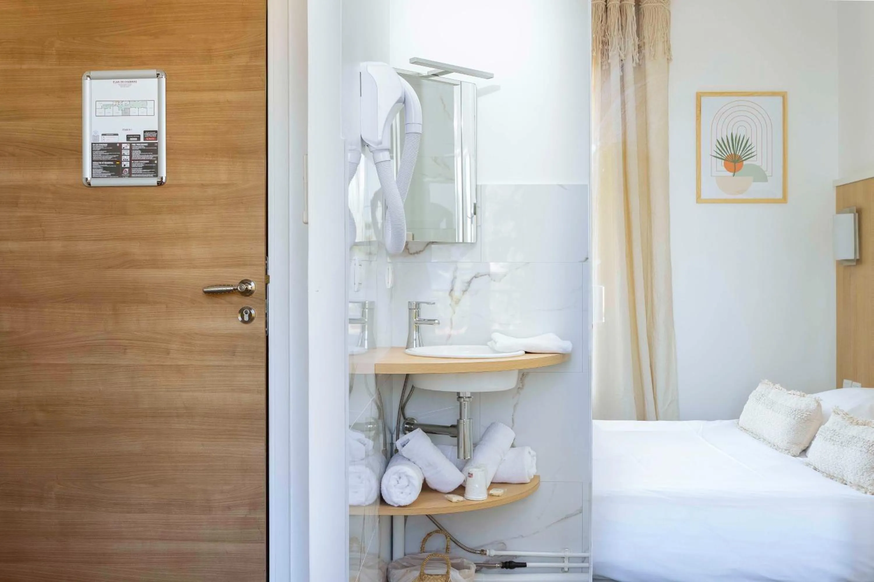 Photo of the whole room, Bed in Le Relais d'Agay