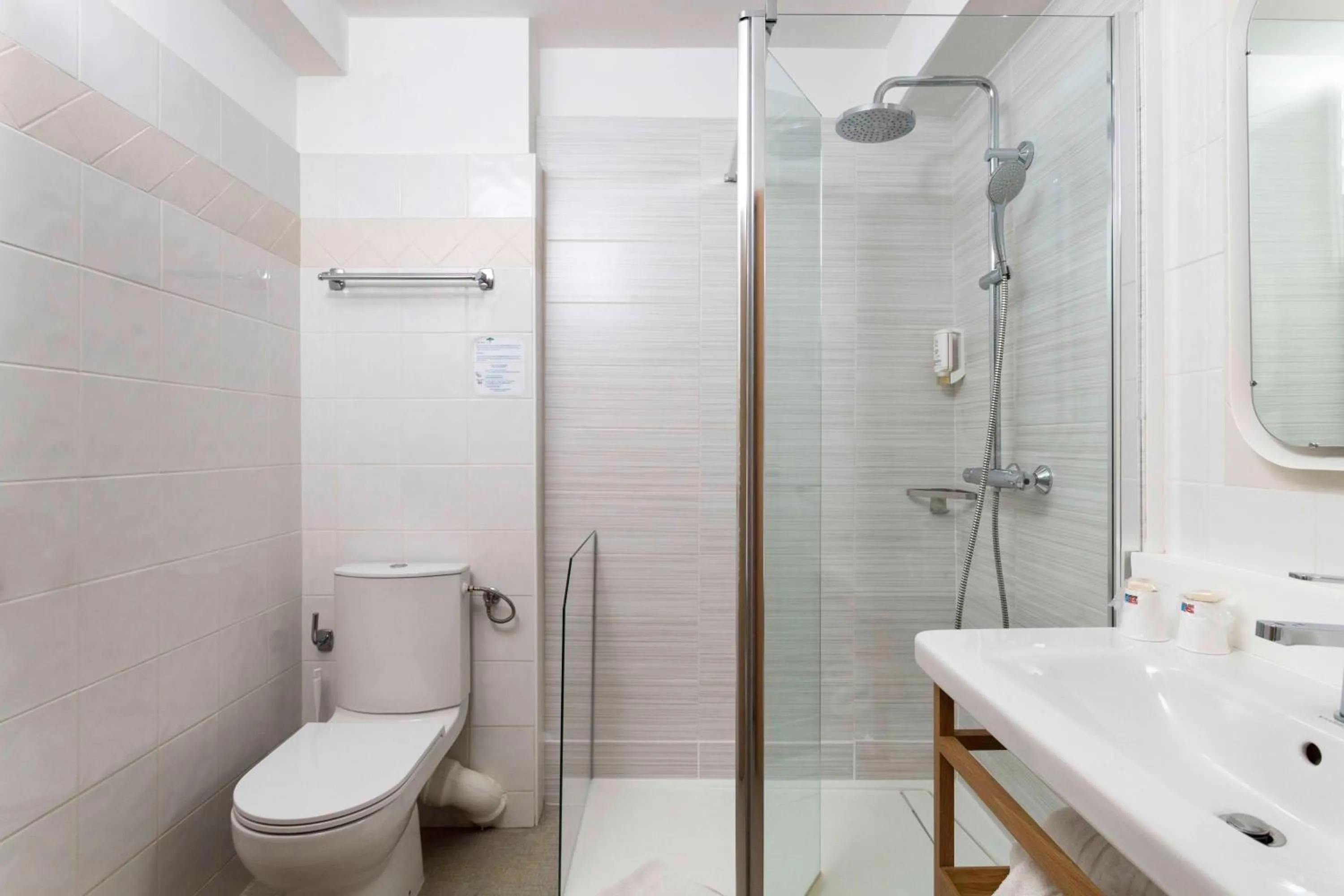 Shower in Le Relais d'Agay