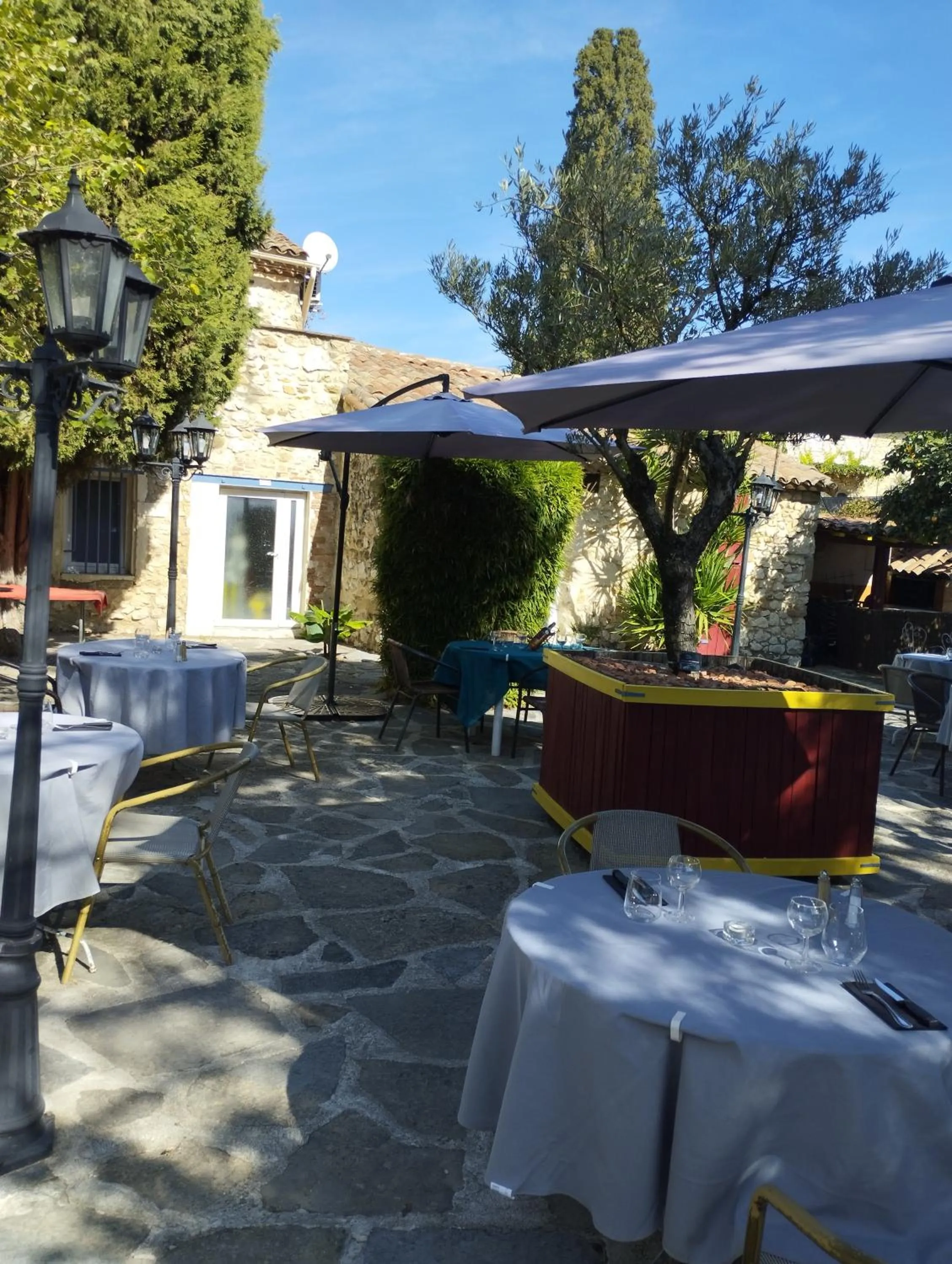 Garden in Logis Hotel Restaurant L'Esquielle