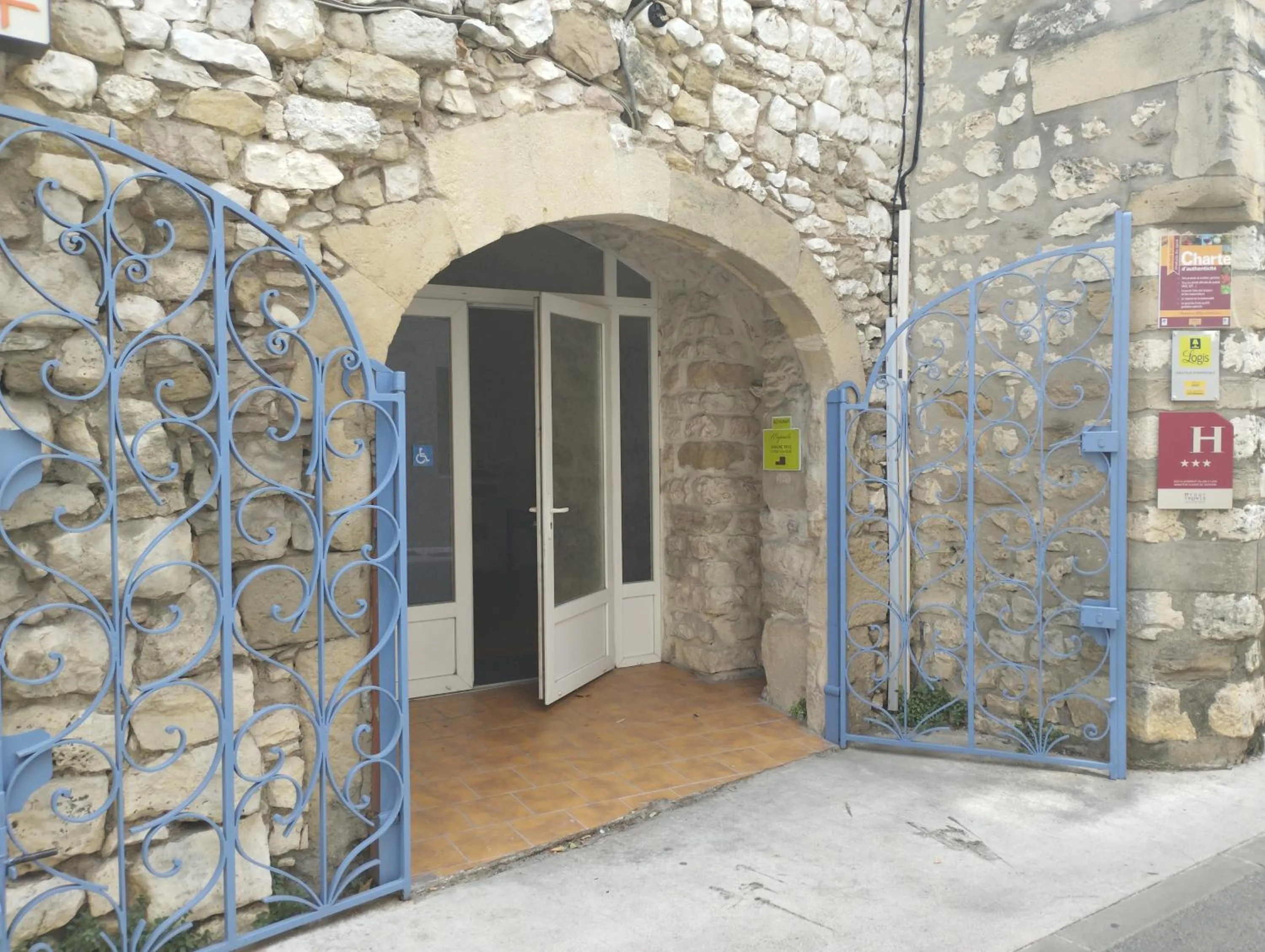 Restaurant/places to eat in Logis Hotel Restaurant L'Esquielle