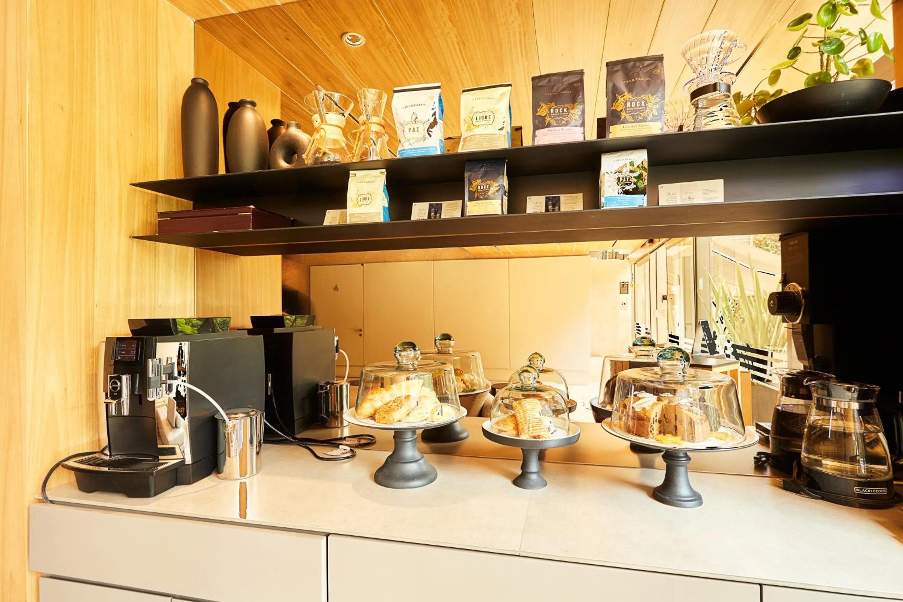 Coffee/tea facilities in EK Hotel By Preferred Hotels Group