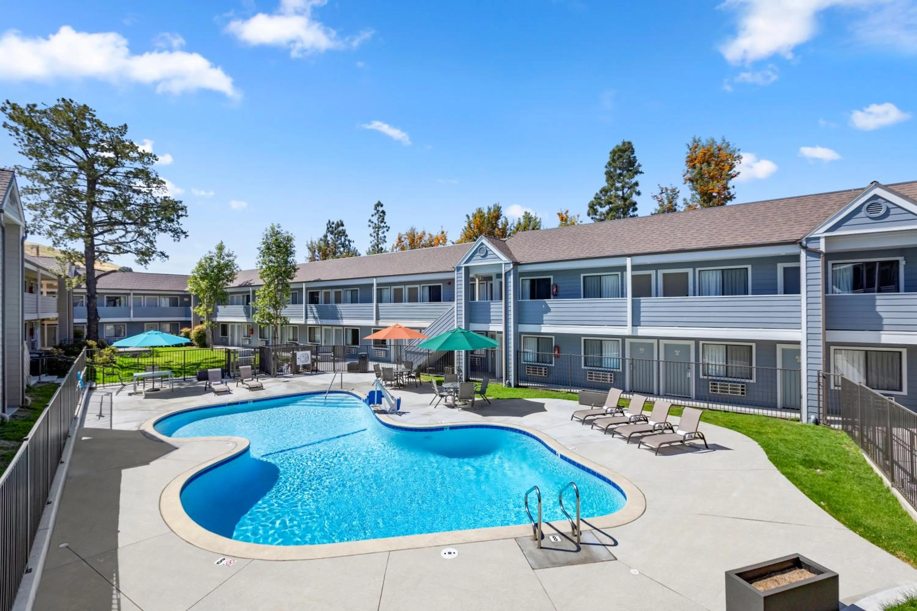 Swimming pool in Good Nite Inn Calabasas
