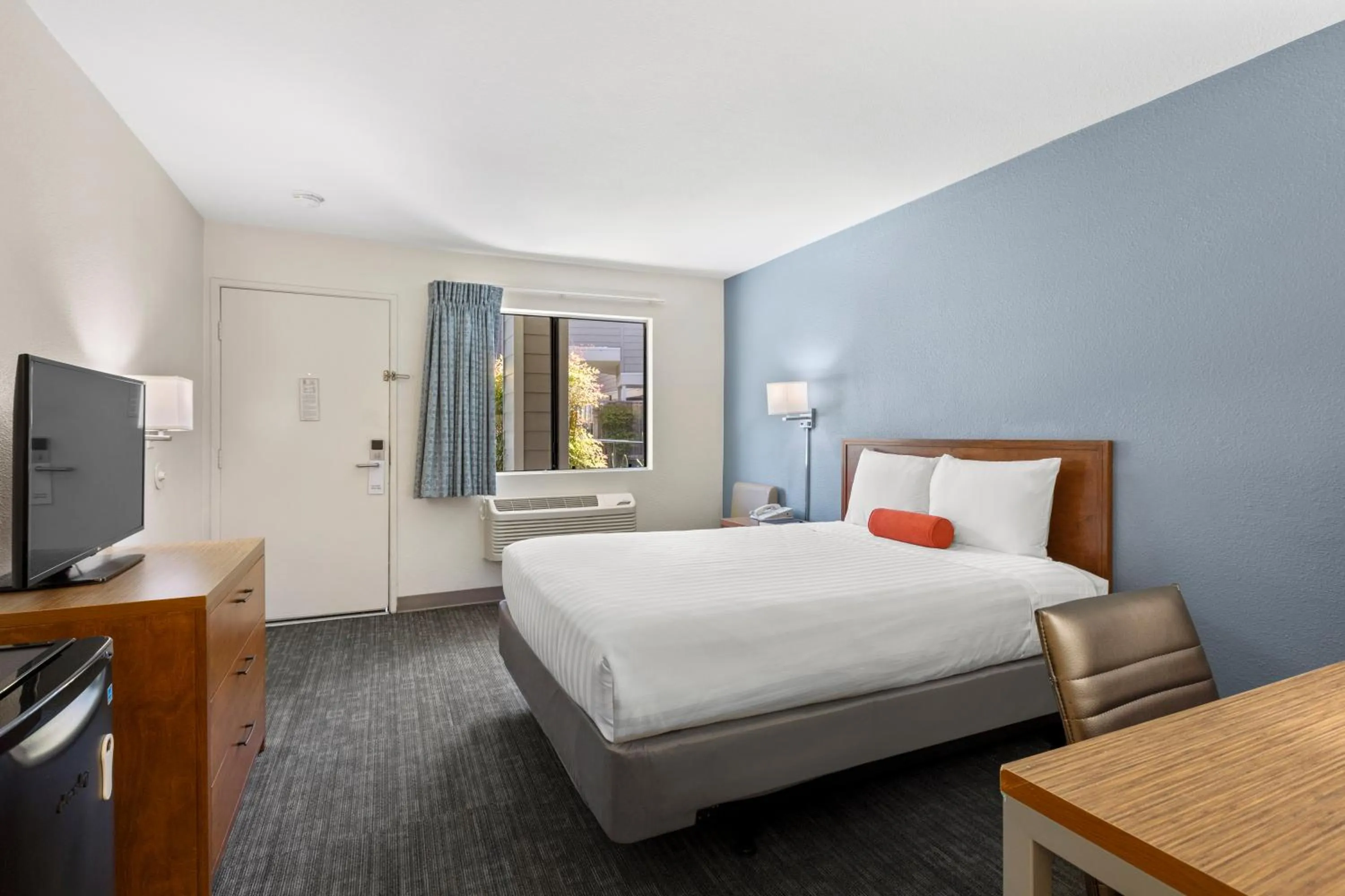 Photo of the whole room, Bed in Good Nite Inn Calabasas