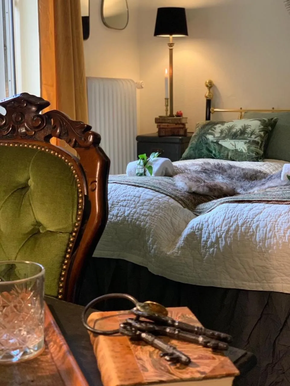 Photo of the whole room, Bed in Prins Carl