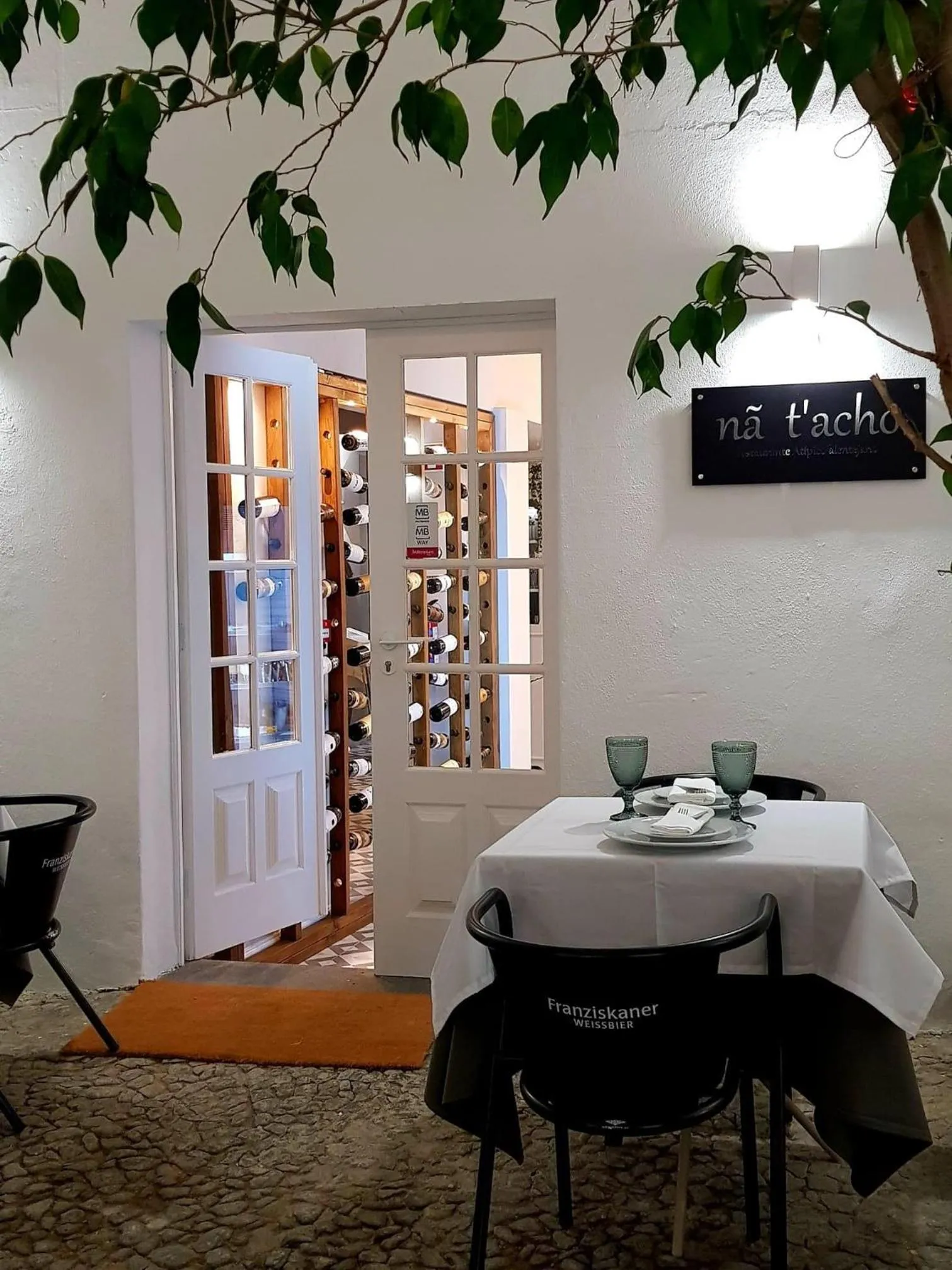 Restaurant/places to eat in Casa Soure Suites and Apartments