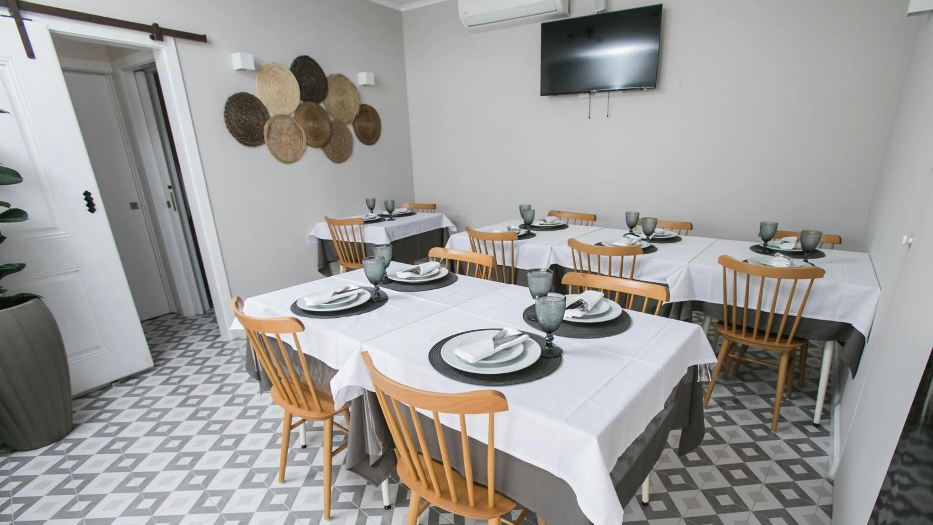 Restaurant/places to eat in Casa Soure Suites and Apartments