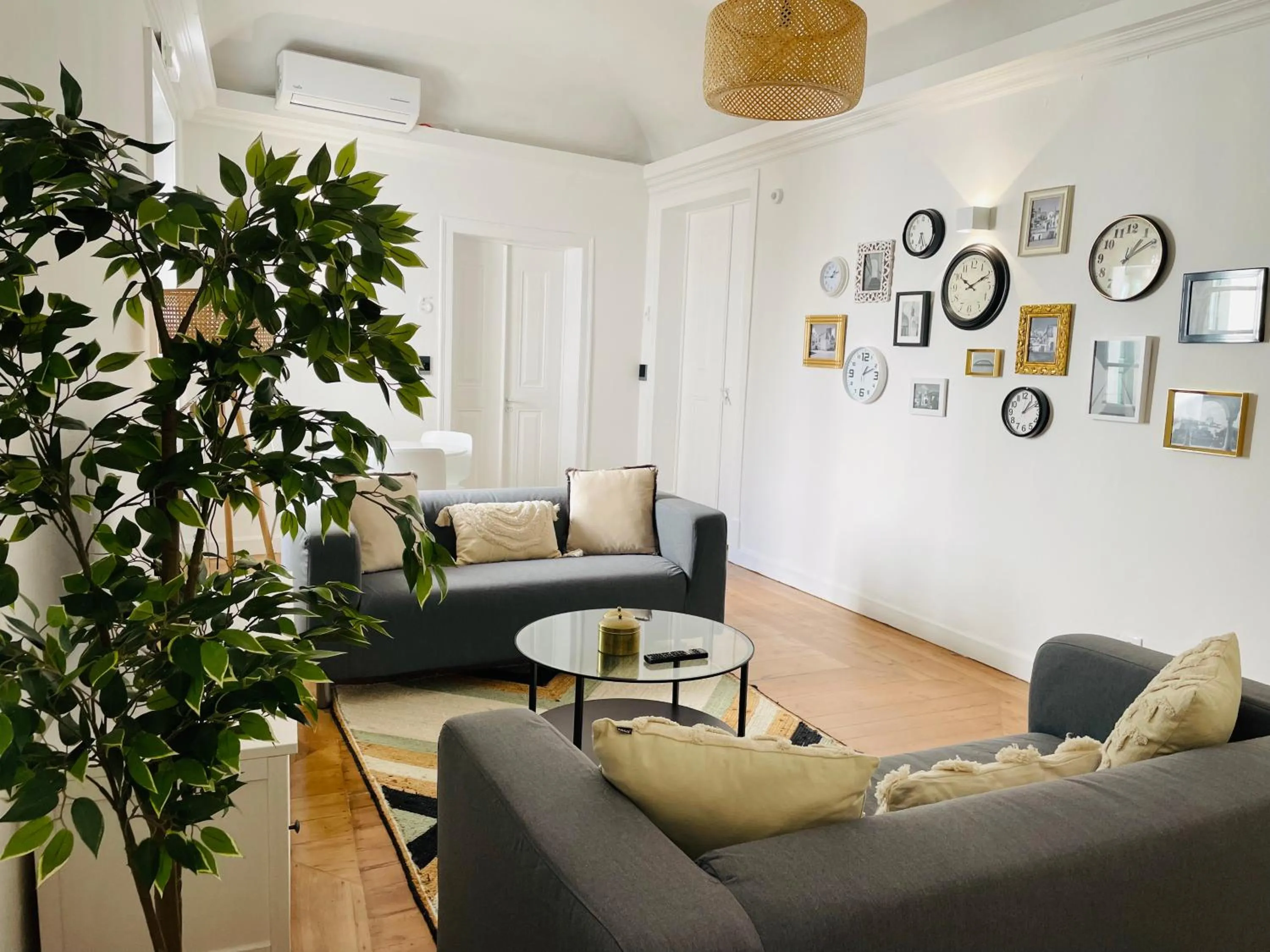 Communal lounge/ TV room in Casa Soure Suites and Apartments