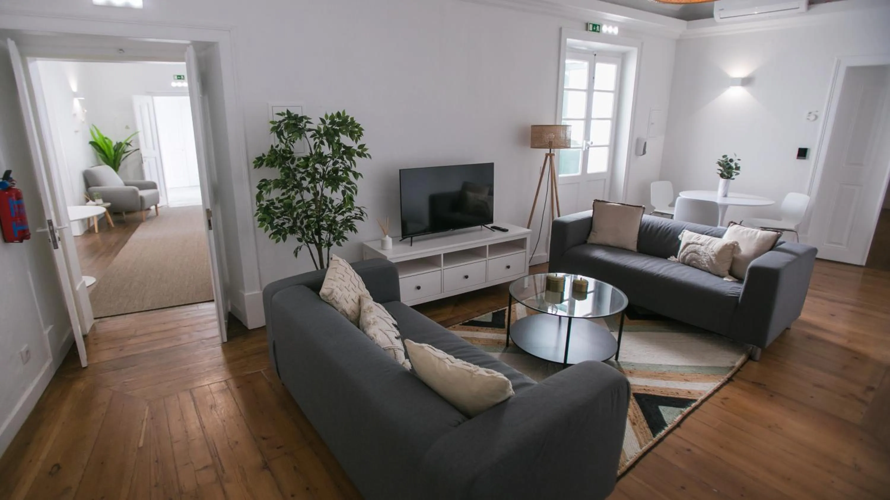 Communal lounge/ TV room in Casa Soure Suites and Apartments