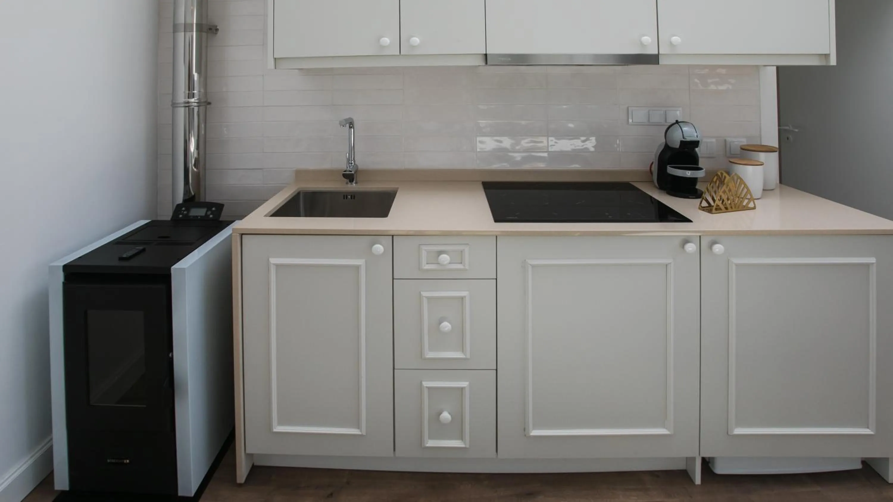 Kitchen or kitchenette in Casa Soure Suites and Apartments