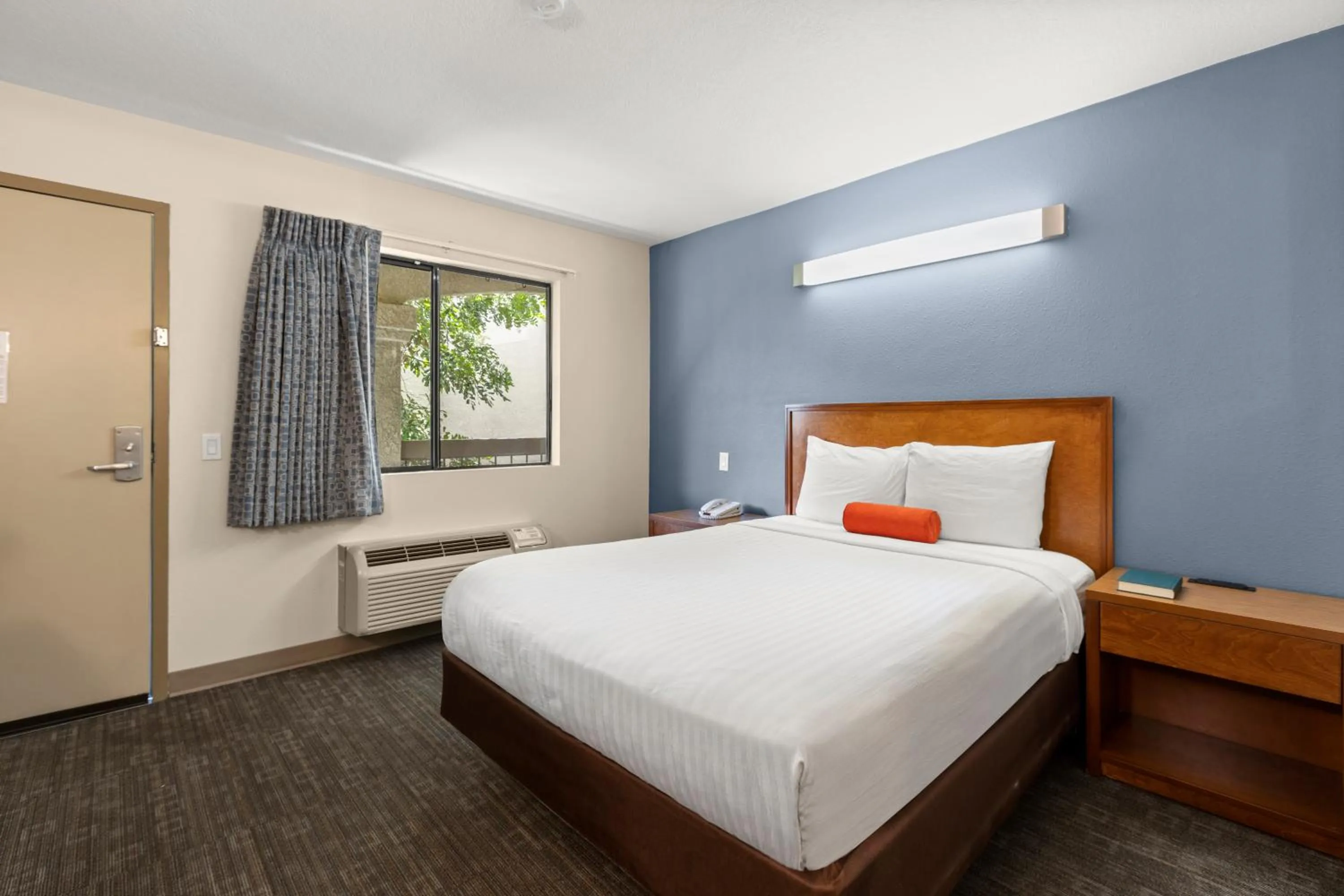 Bed in Good Nite Inn Fremont