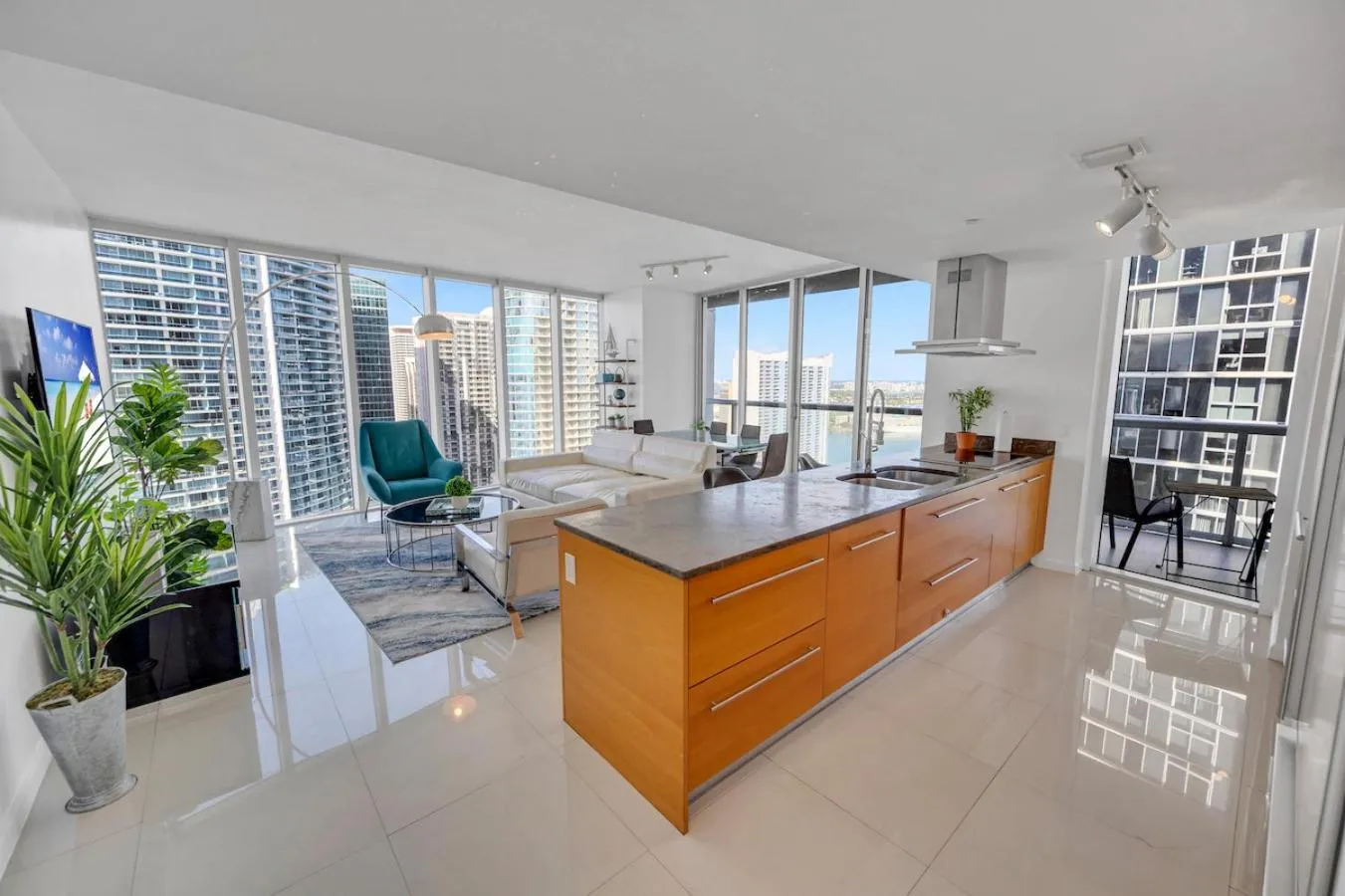 *W ICON BRICKELL- LUXURY 2BR HIGHRISE CORNER CONDO**
