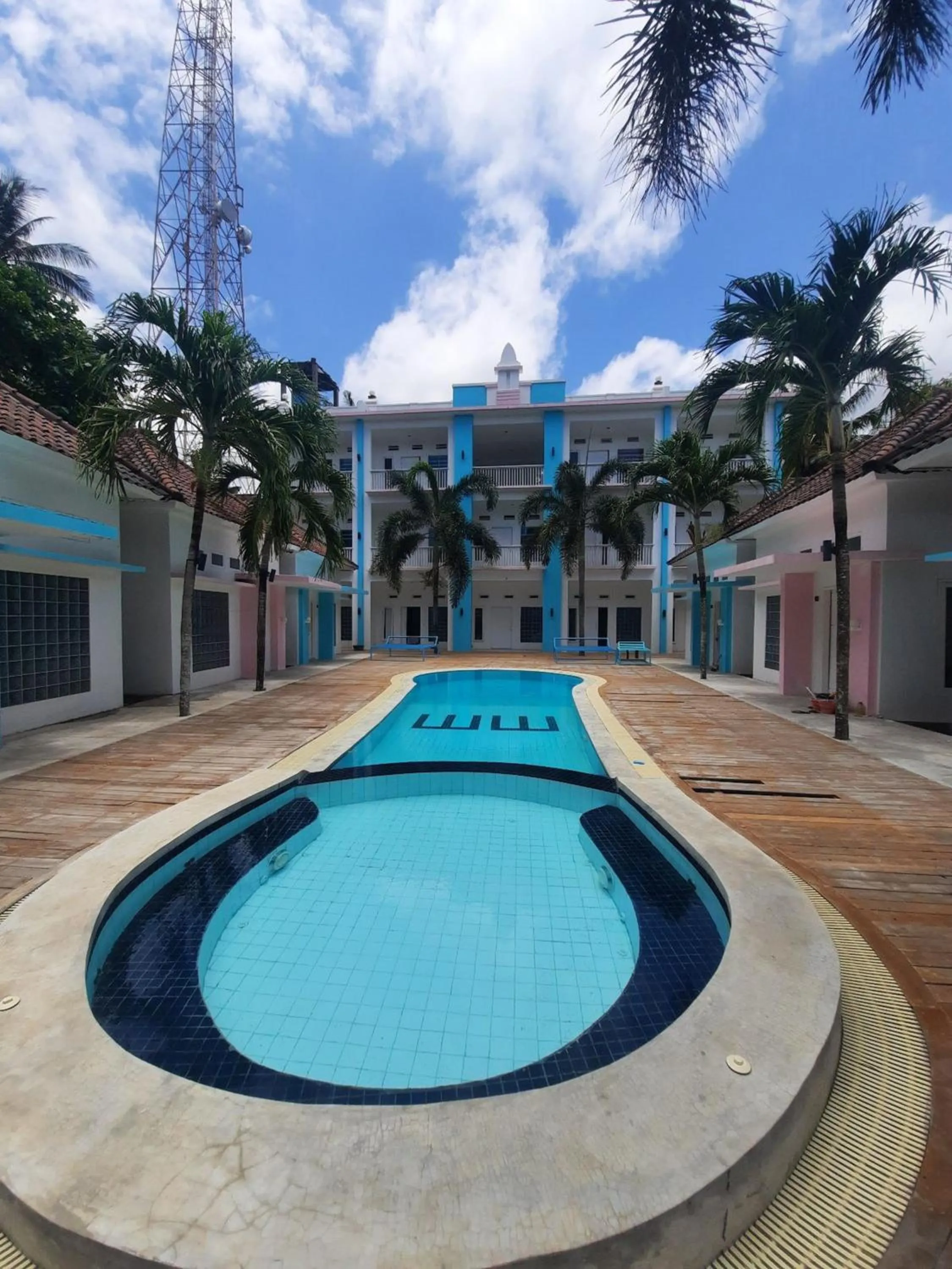 Swimming pool in Mad Monkey Kuta Lombok