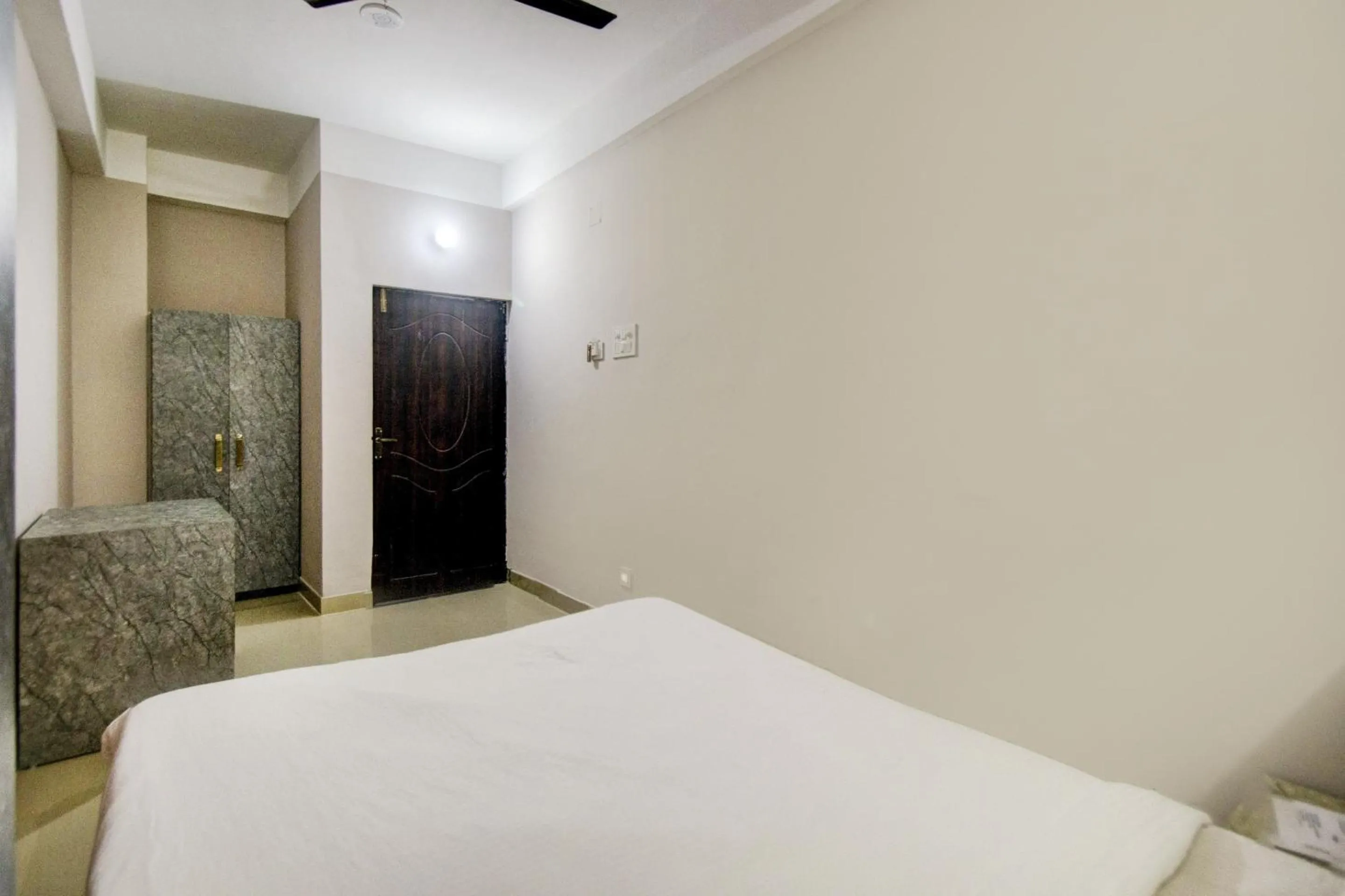 Facade/entrance, Bed in Hotel O Sai villa