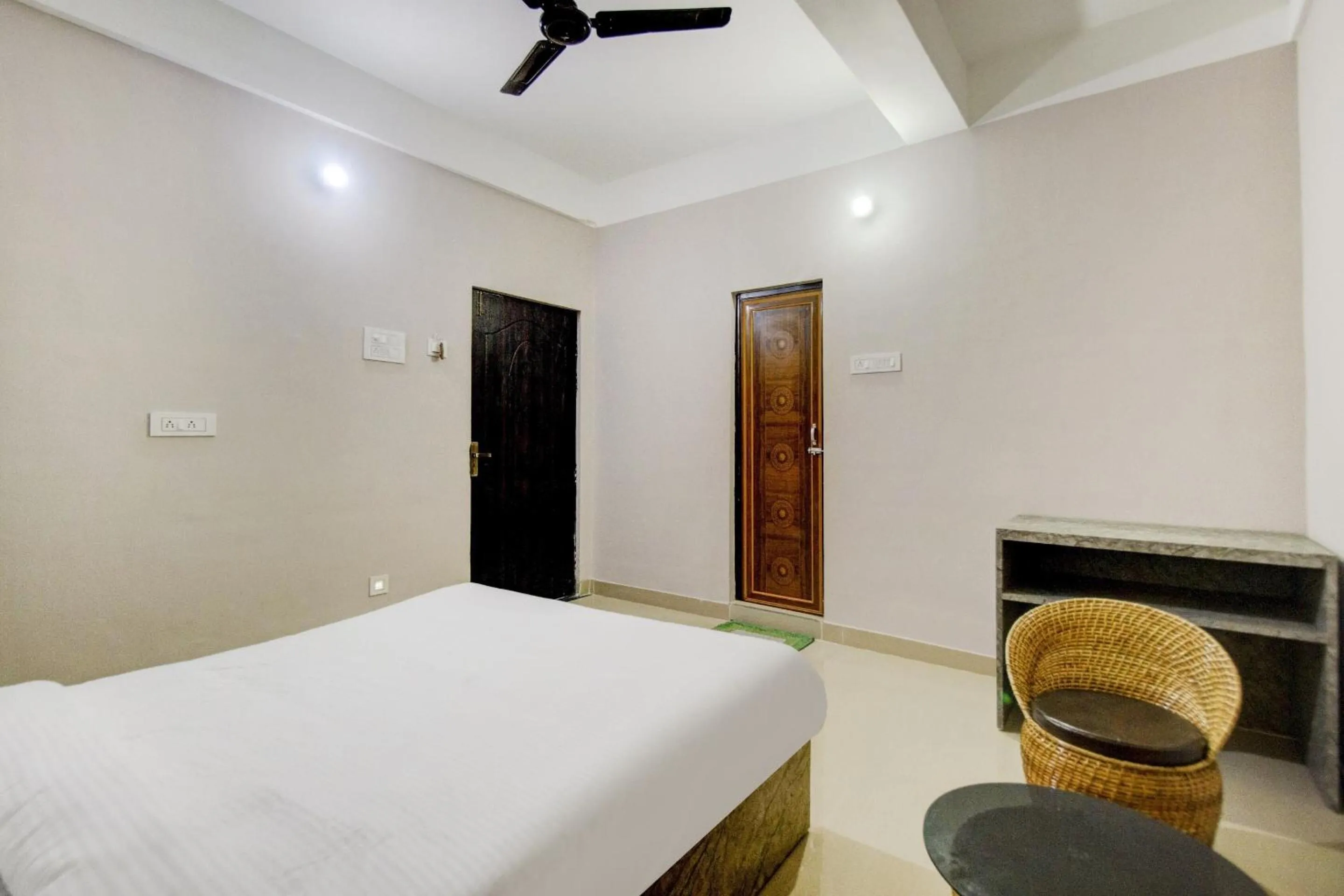 Bathroom, Bed in Hotel O Sai villa