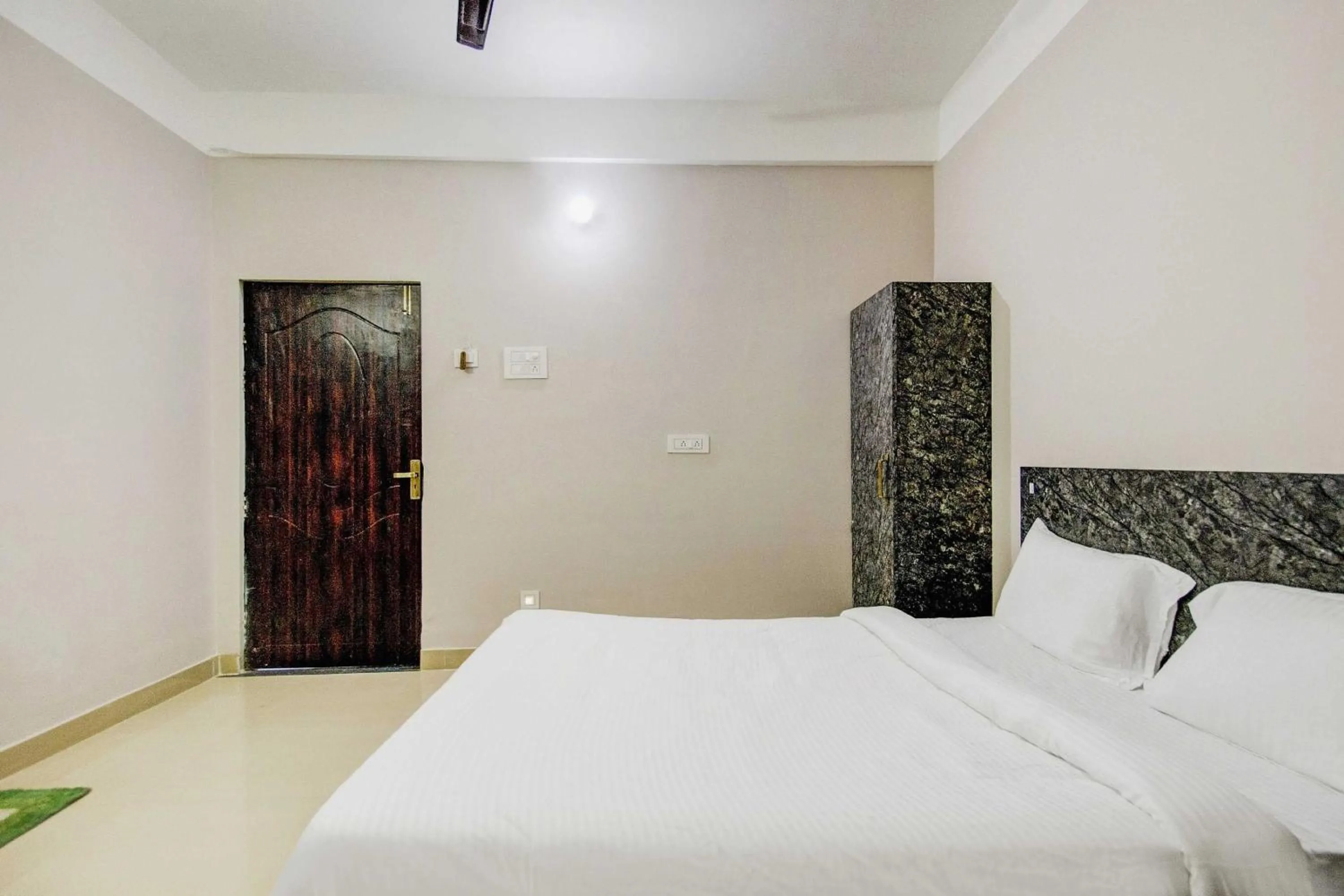 Bedroom, Bed in Hotel O Sai villa