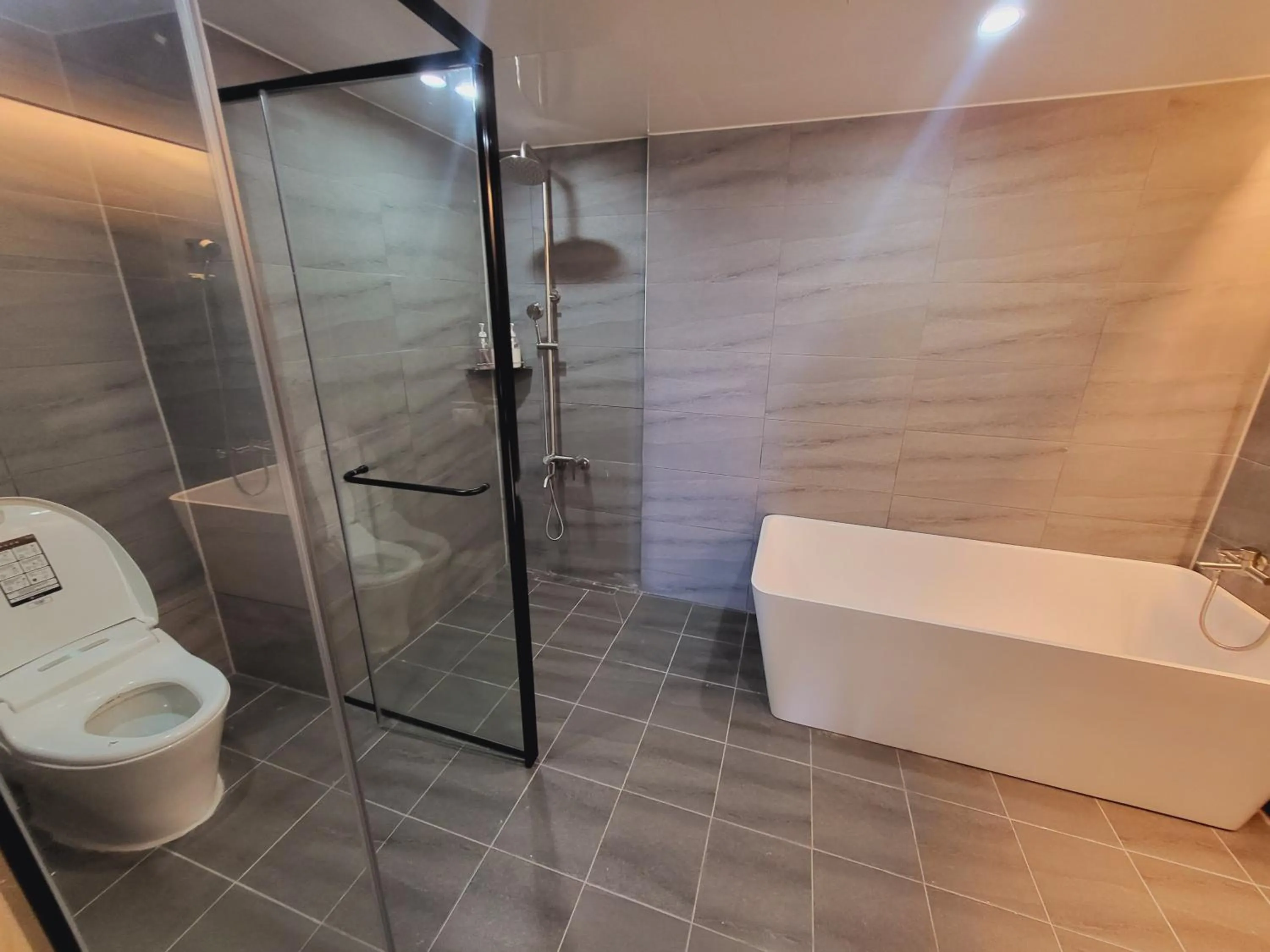 Shower in Hotel razaB