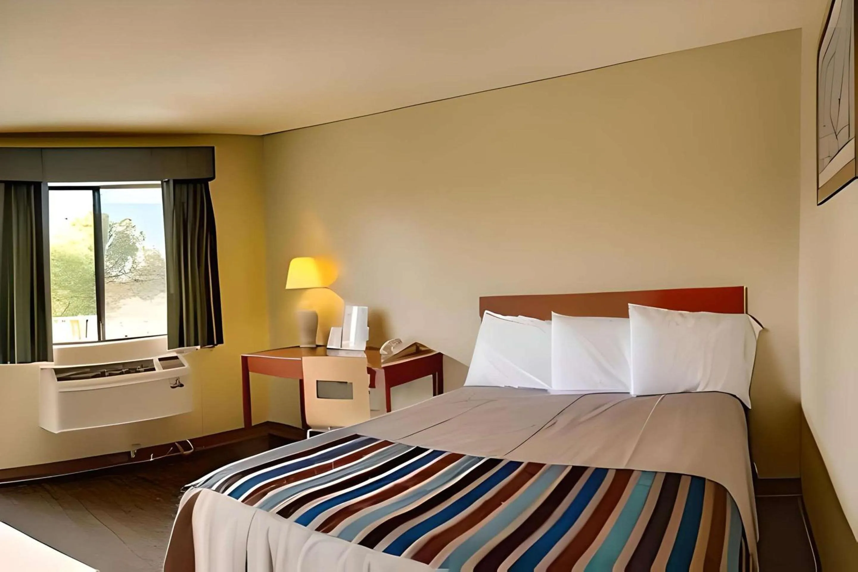 Bedroom in Inn at Rohnert Park