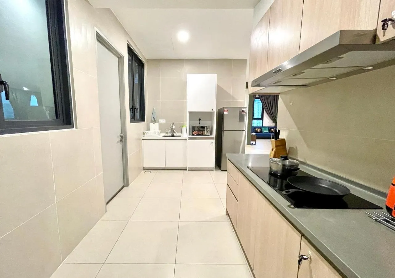 Kitchen or kitchenette in KL Gateway Premium Residences by Moka