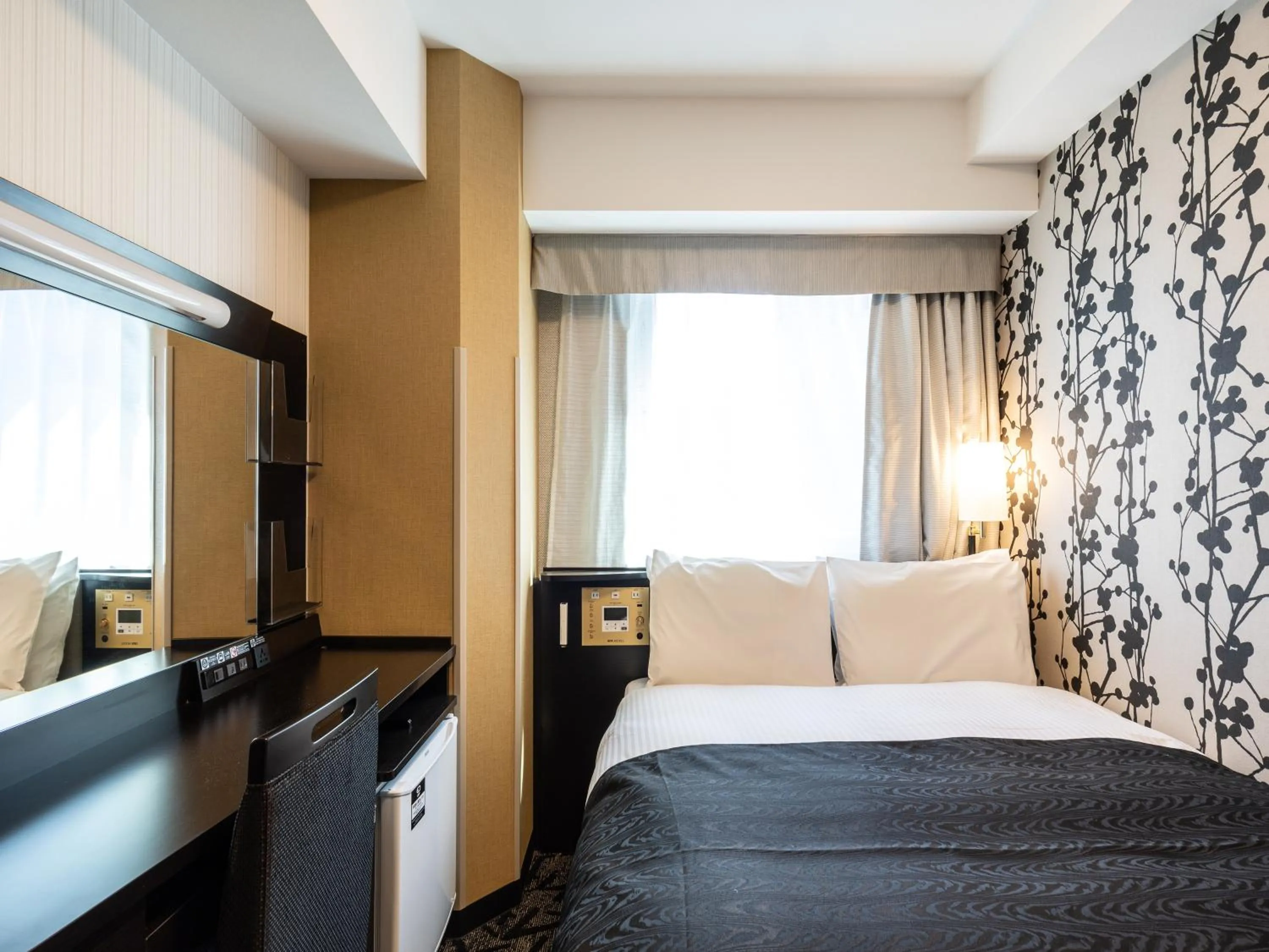 Photo of the whole room, Bed in APA Hotel Osaka Kadomashi Ekimae