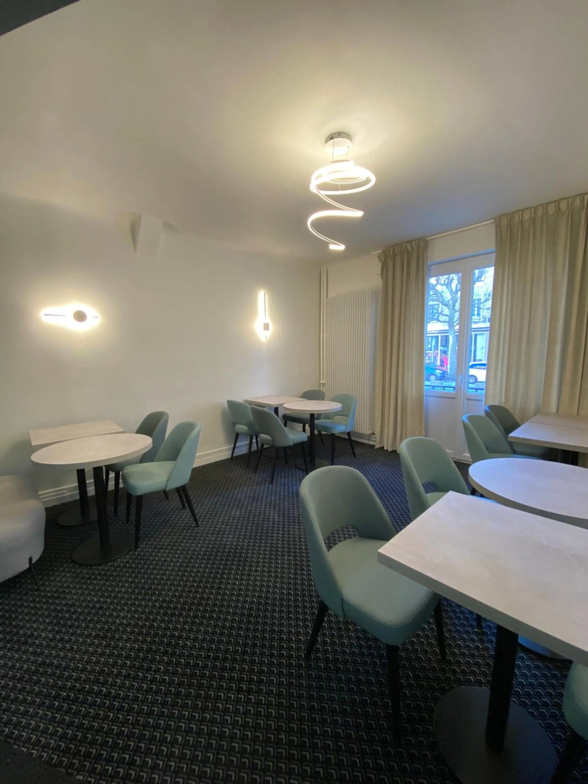 Property building, Bed in Logis Hotel Du Chateau