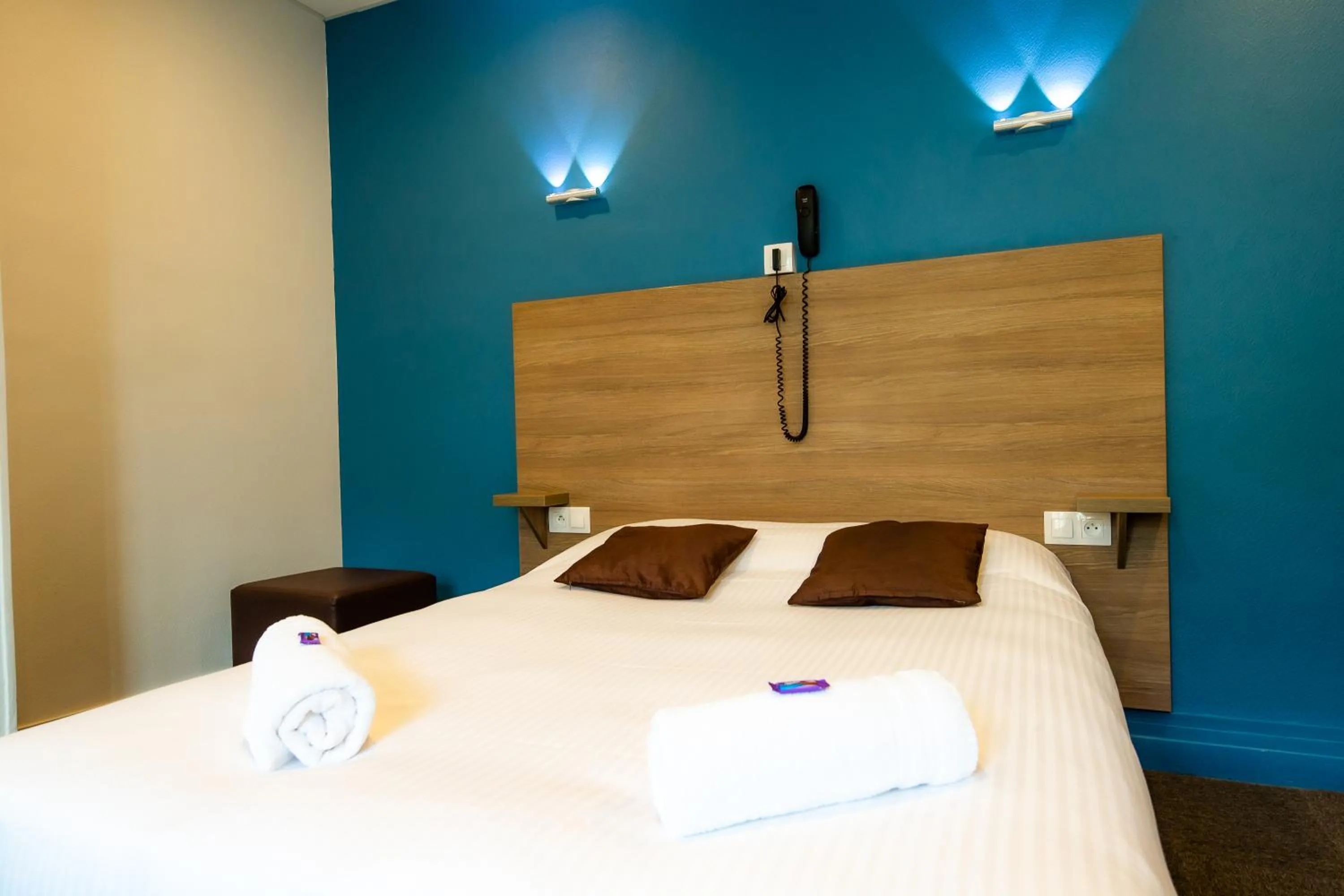 Property building, Bed in Logis Hotel Du Chateau