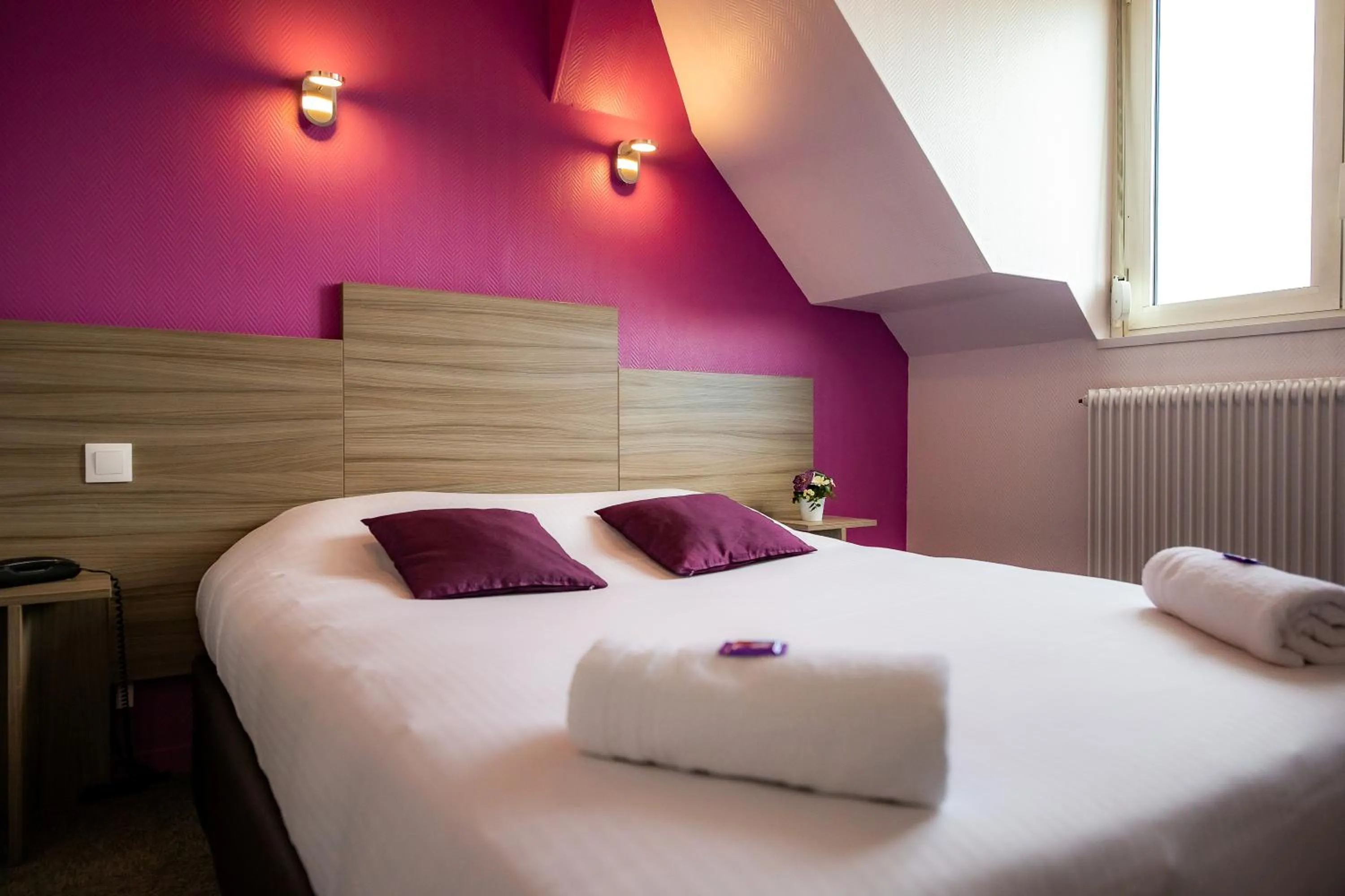 Property building, Bed in Logis Hotel Du Chateau