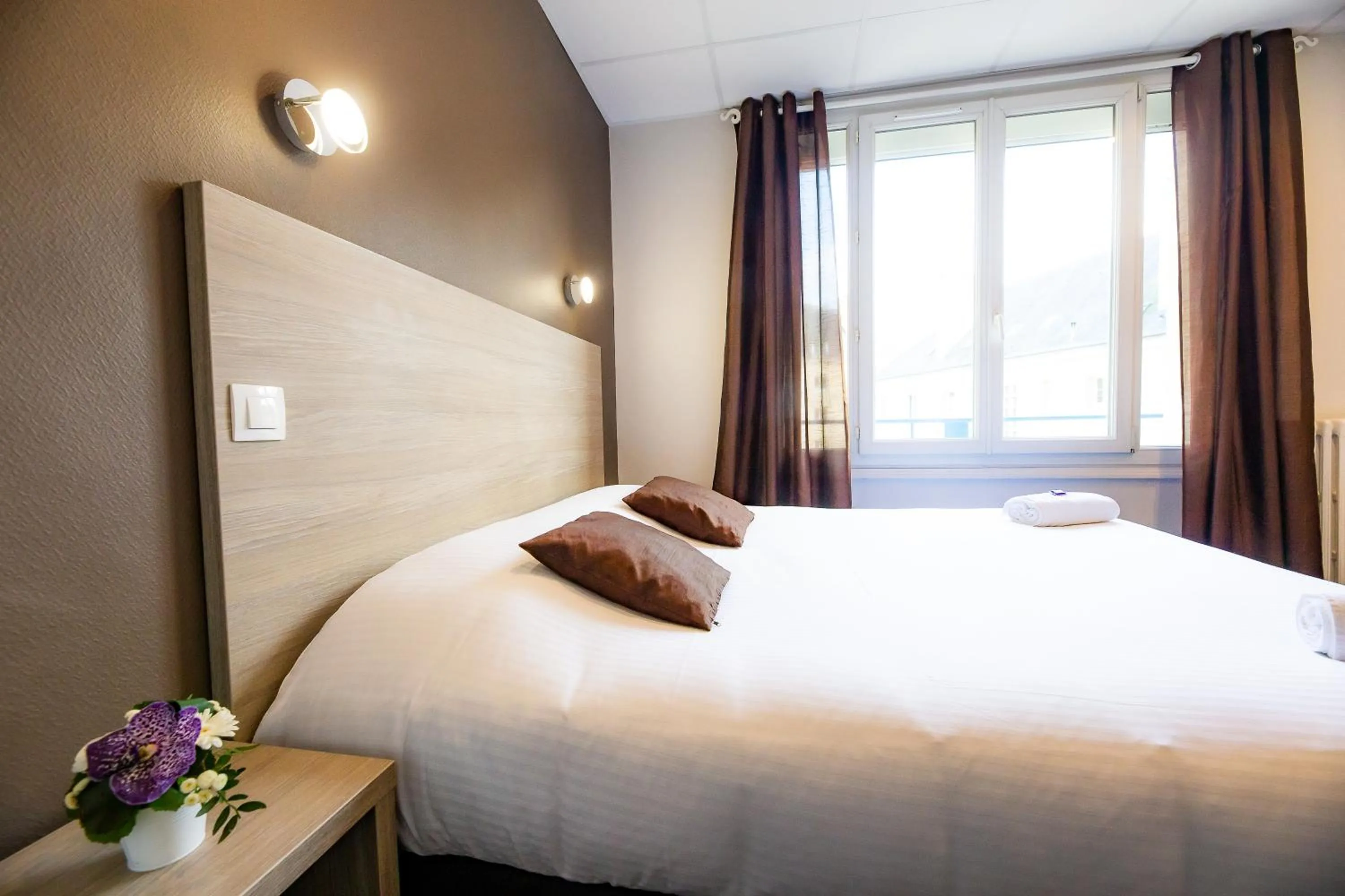 Property building, Bed in Logis Hotel Du Chateau