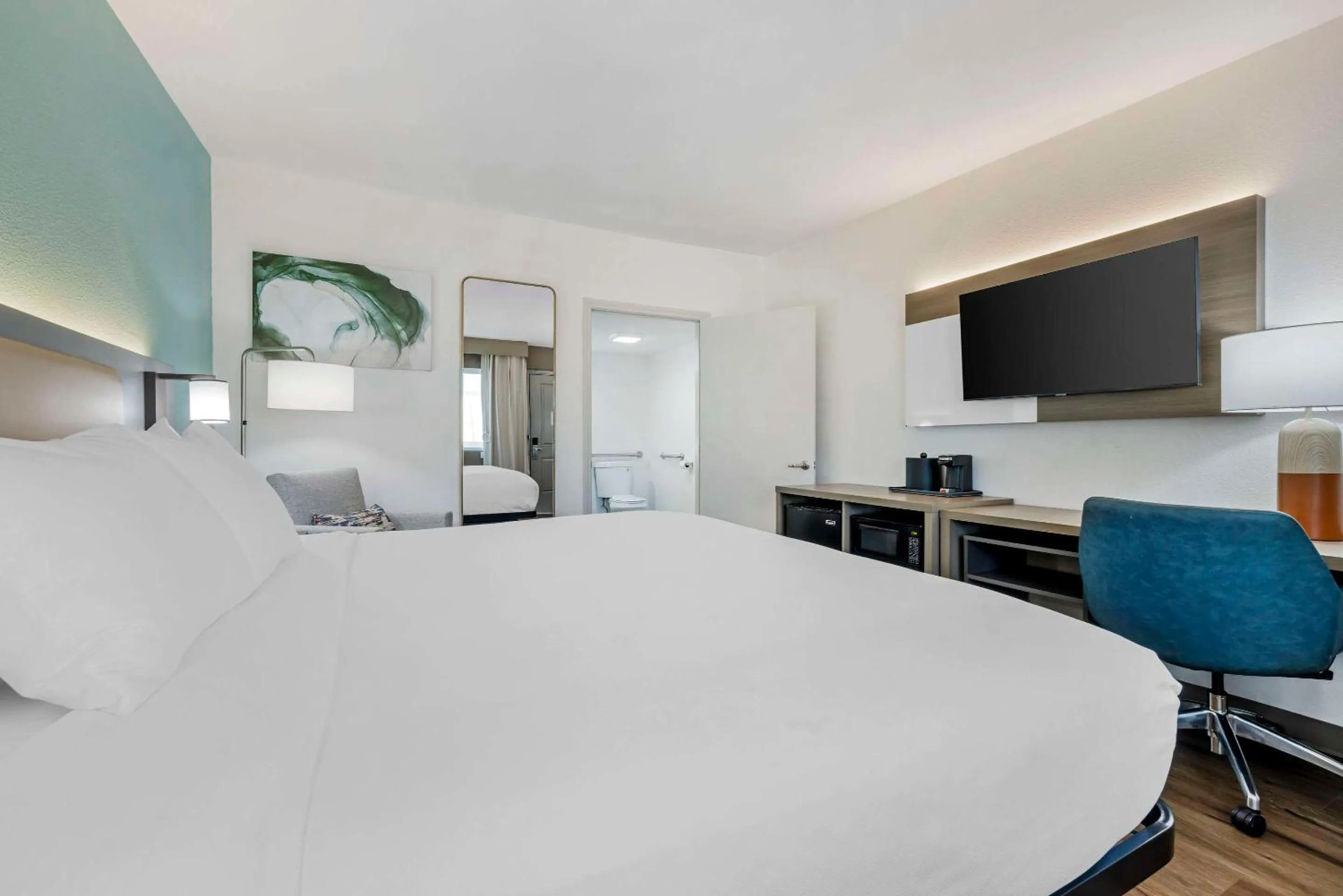 Bedroom, Bed in Comfort Inn Sea World Area