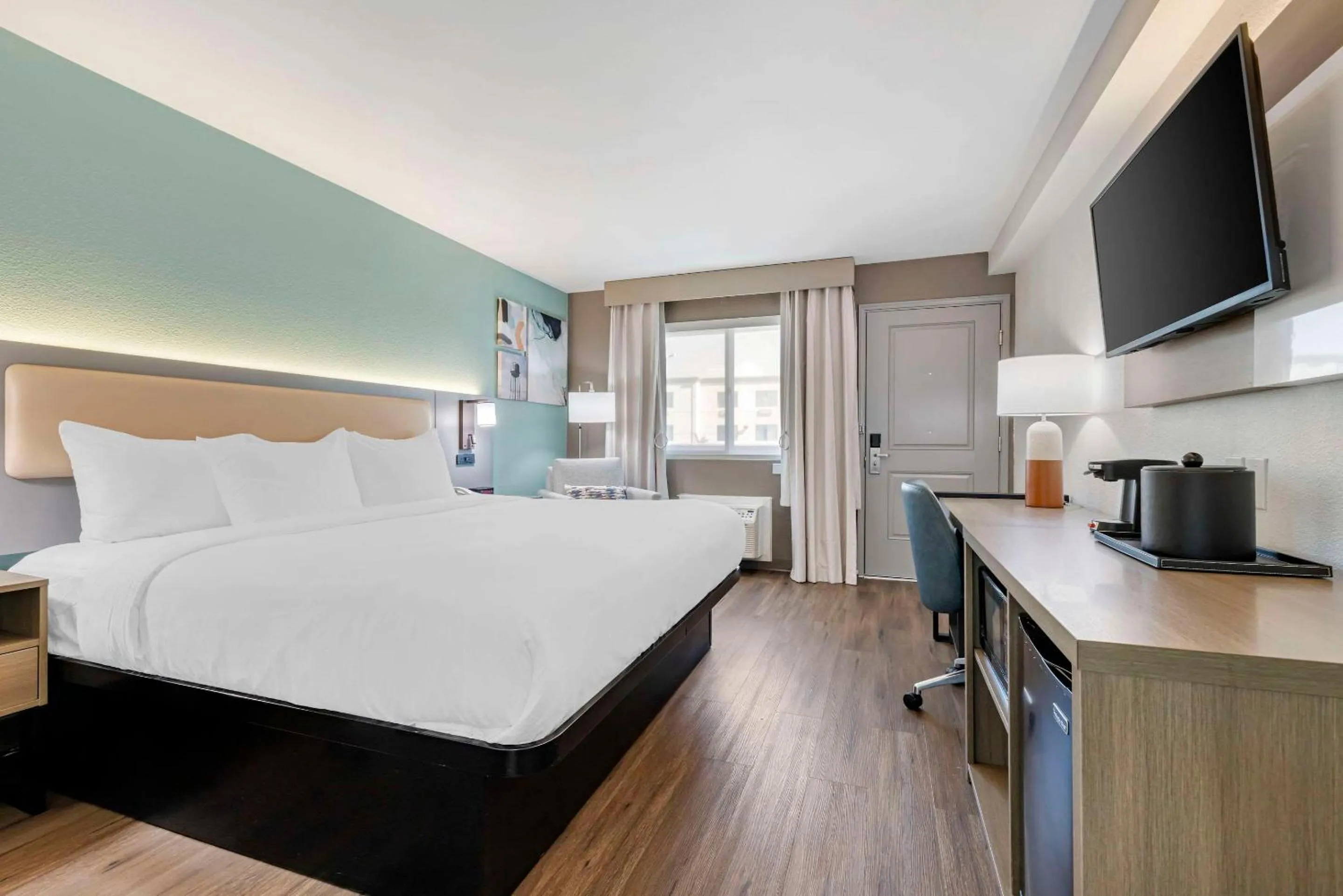 Bedroom, Bed in Comfort Inn Sea World Area